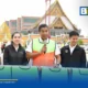 กทม. รับมอบเสื้อกั๊กสะท้อนแสงจากการรีไซเคิลขยะพลาสติกกว่า 600 ตัว มุ่งเพิ่มความปลอดภัยให้พนักงานกวาดถนน พร้อมรณรงค์คัดแยกขยะตั้งแต่ต้นทาง