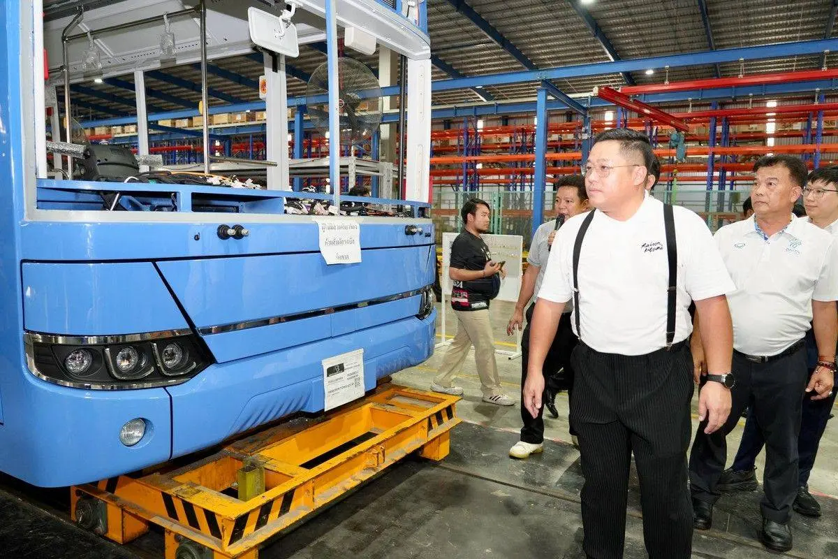 ขสมก. ติดตามความคืบหน้าการประกอบรถเมล์ไฟฟ้า EV ล็อตแรก 1,520 คัน ที่โรงงาน AAB คาดเริ่มทยอยรับมอบวิ่งจริงมีนาคม 2570 ลดต้นทุนองค์กร 4,100 ล้านบาทต่อปี