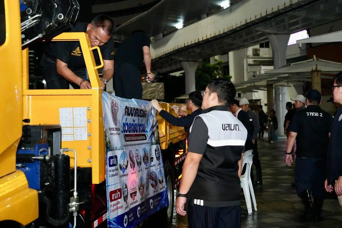 กระทรวงคมนาคมลงพื้นที่อนุสาวรีย์ชัยสมรภูมิ สั่งการ ขสมก. ปรับแผนหมุนเวียนรถโดยสารและขยายเวลาให้บริการรับมือน้ำท่วมขัง แนะประชาชนเช็กพิกัดรถผ่าน LINE @bmta