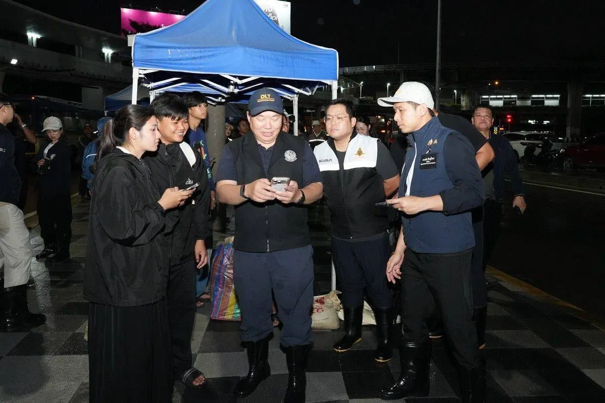 กระทรวงคมนาคมลงพื้นที่อนุสาวรีย์ชัยสมรภูมิ สั่งการ ขสมก. ปรับแผนหมุนเวียนรถโดยสารและขยายเวลาให้บริการรับมือน้ำท่วมขัง แนะประชาชนเช็กพิกัดรถผ่าน LINE @bmta