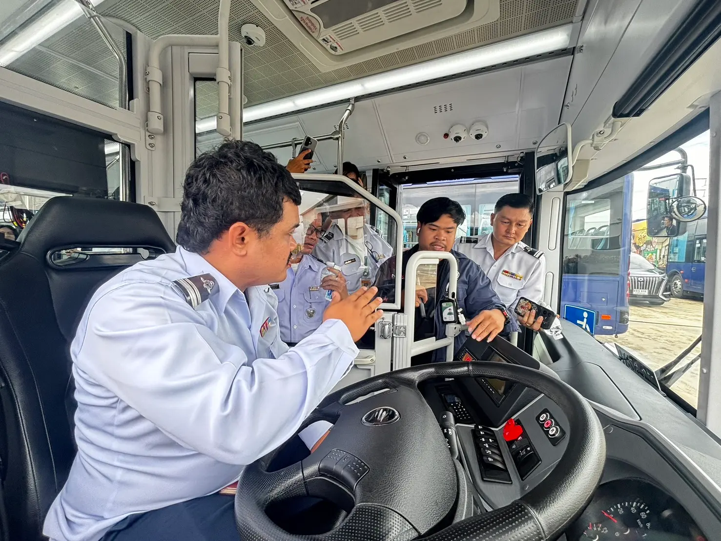 ขสมก. นำพนักงานทดสอบรถเมล์ไฟฟ้า EV ต้นแบบ เผยสายการผลิตเฟสแรกคืบหน้า คาดพร้อมส่งมอบล็อตแรก 500 คัน ภายในเดือนมีนาคม 2570 ตามแผนจัดหา 1,520 คัน
