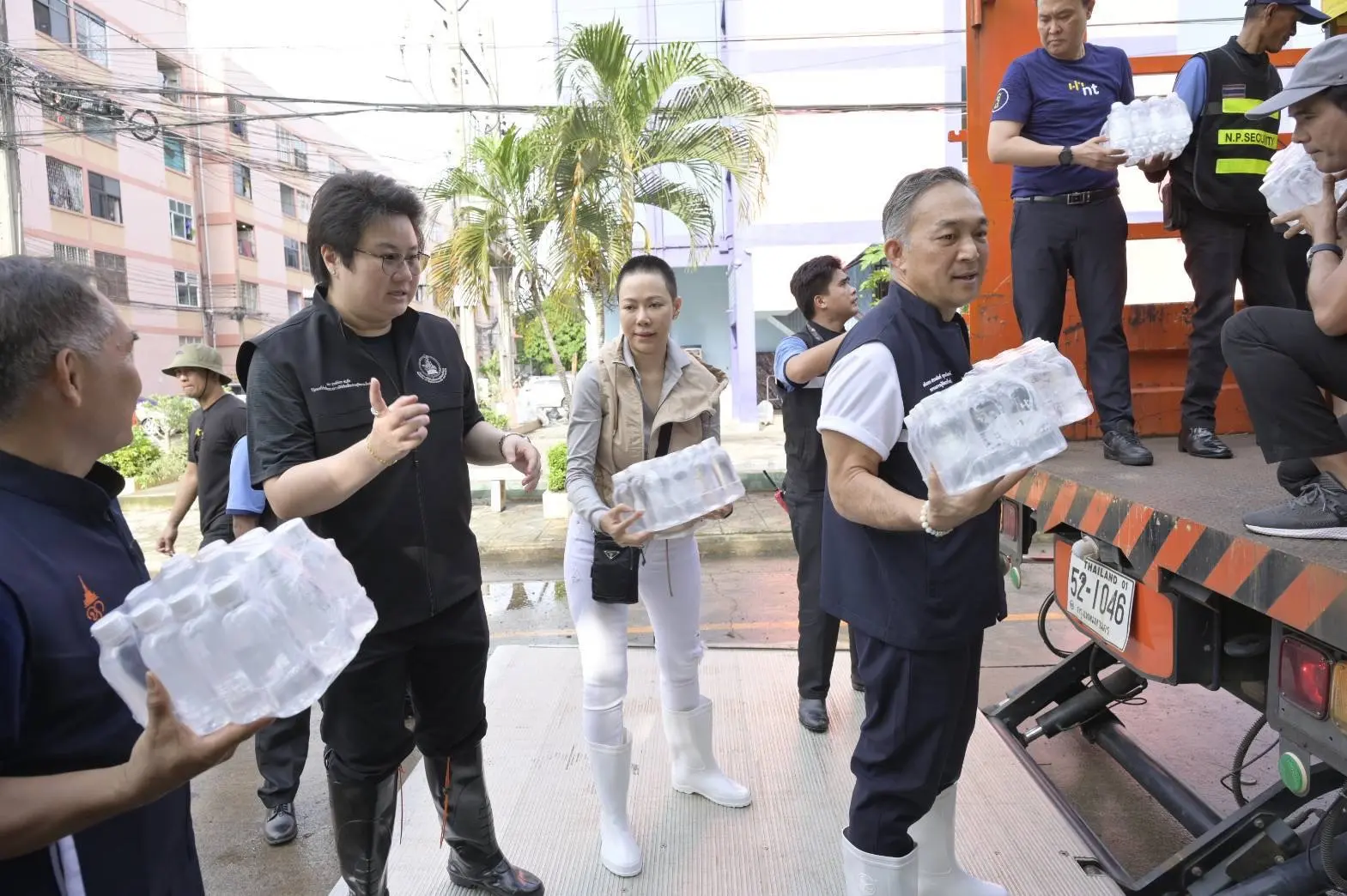 ดีอี ร่วมกับ NT ลงพื้นที่เคหะชุมชนหลักสี่ มอบถุงยังชีพ 500 ชุด บรรเทาความเดือดร้อนน้ำท่วม จัดรถรับ-ส่งสถานีรถไฟฟ้า พร้อมดูแลโครงข่ายสื่อสารทั่วประเทศ