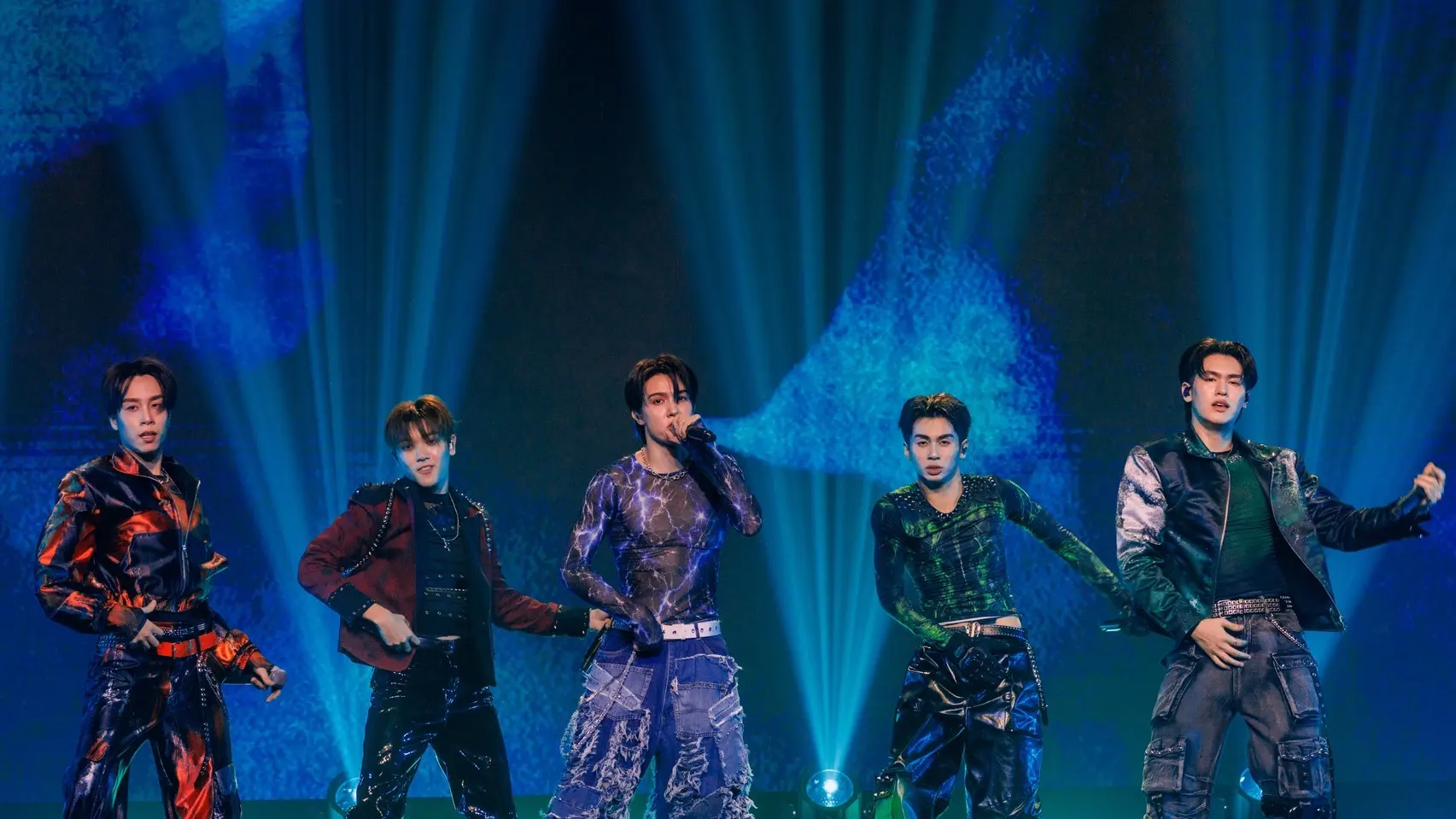 DICE จัด DICE FANCON: The DICEcovery in Ho Chi Minh City เป็นแฟนคอนเสิร์ตต่างประเทศเต็มรูปแบบครั้งแรก และเปิดเอเชียทัวร์ด้วยบัตรขายหมดใน 3 ชั่วโมง