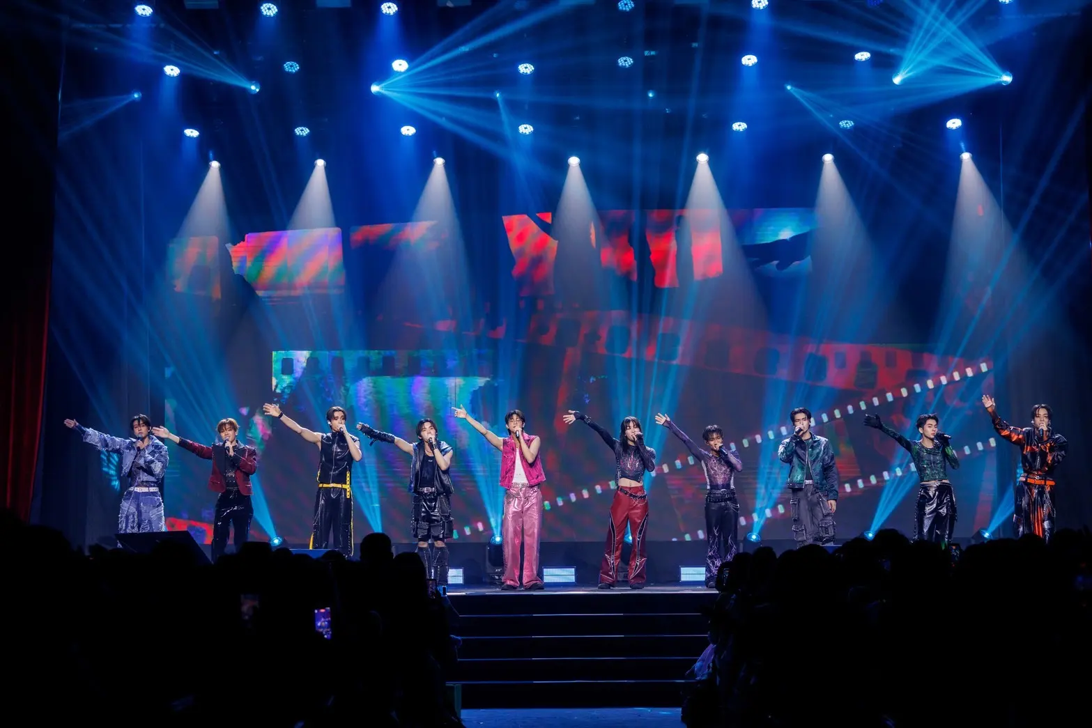 DICE จัด DICE FANCON: The DICEcovery in Ho Chi Minh City เป็นแฟนคอนเสิร์ตต่างประเทศเต็มรูปแบบครั้งแรก และเปิดเอเชียทัวร์ด้วยบัตรขายหมดใน 3 ชั่วโมง