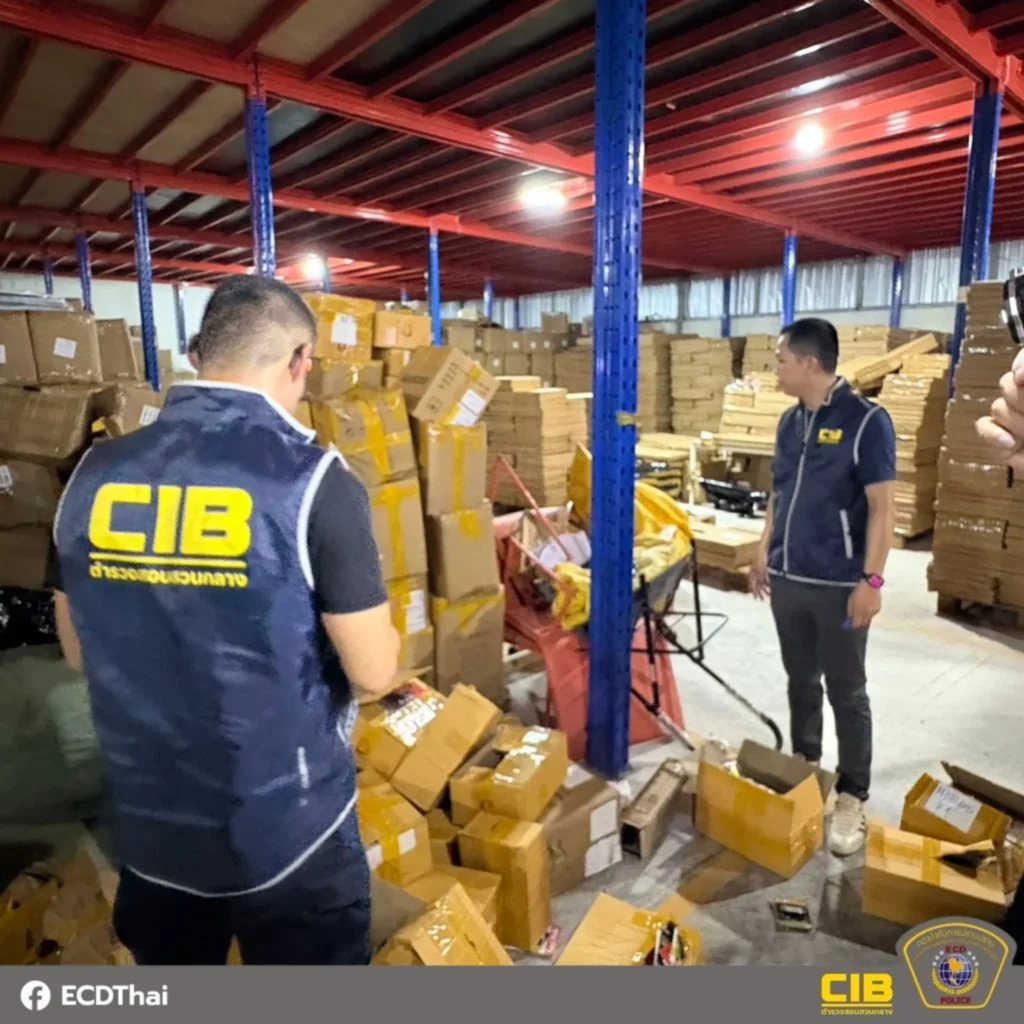 ตำรวจ ปอศ. บุกทลายโกดังคลองหลวง ปทุมธานี ตรวจยึดการ์ดหน่วยความจำและแฟลชไดรฟ์ปลอมแบรนด์ดังกว่า 1.6 หมื่นชิ้น ลวงขายออนไลน์ เตือนเสี่ยงข้อมูลสูญหาย