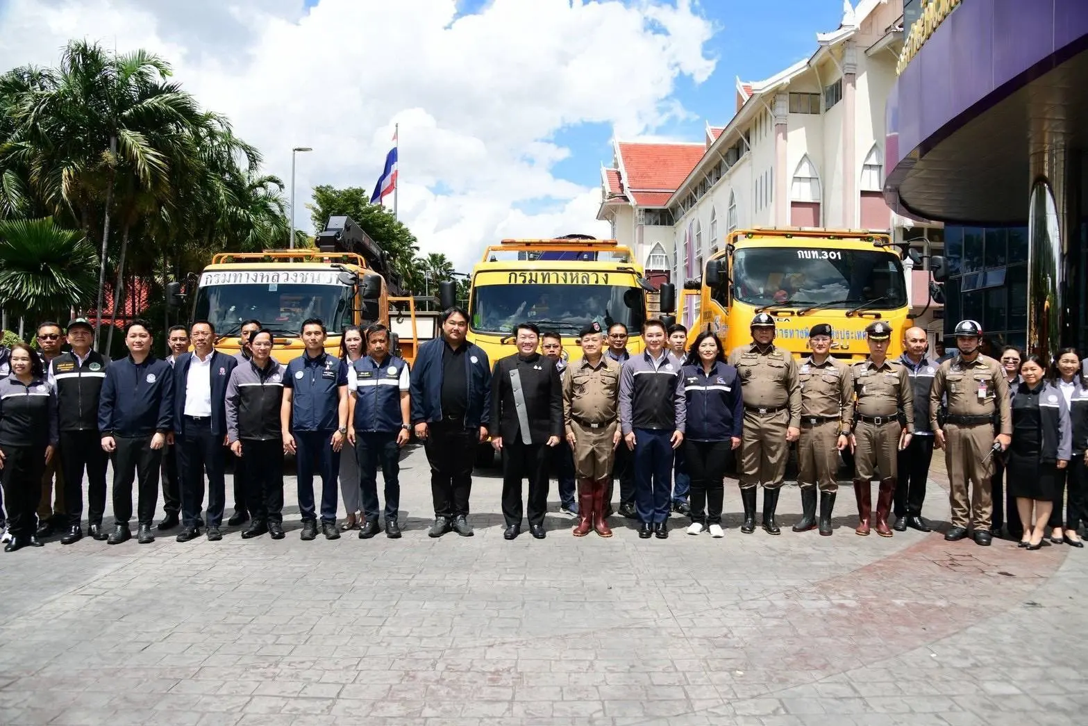 การทางพิเศษแห่งประเทศไทย (กทพ.) สนับสนุนกระทรวงคมนาคม ระดมรถบรรทุกหนักและเครื่องจักรร่วมขบวน ช่วยเหลือผู้ประสบภัยน้ำท่วมในพื้นที่กรุงเทพฯ และภาคกลาง