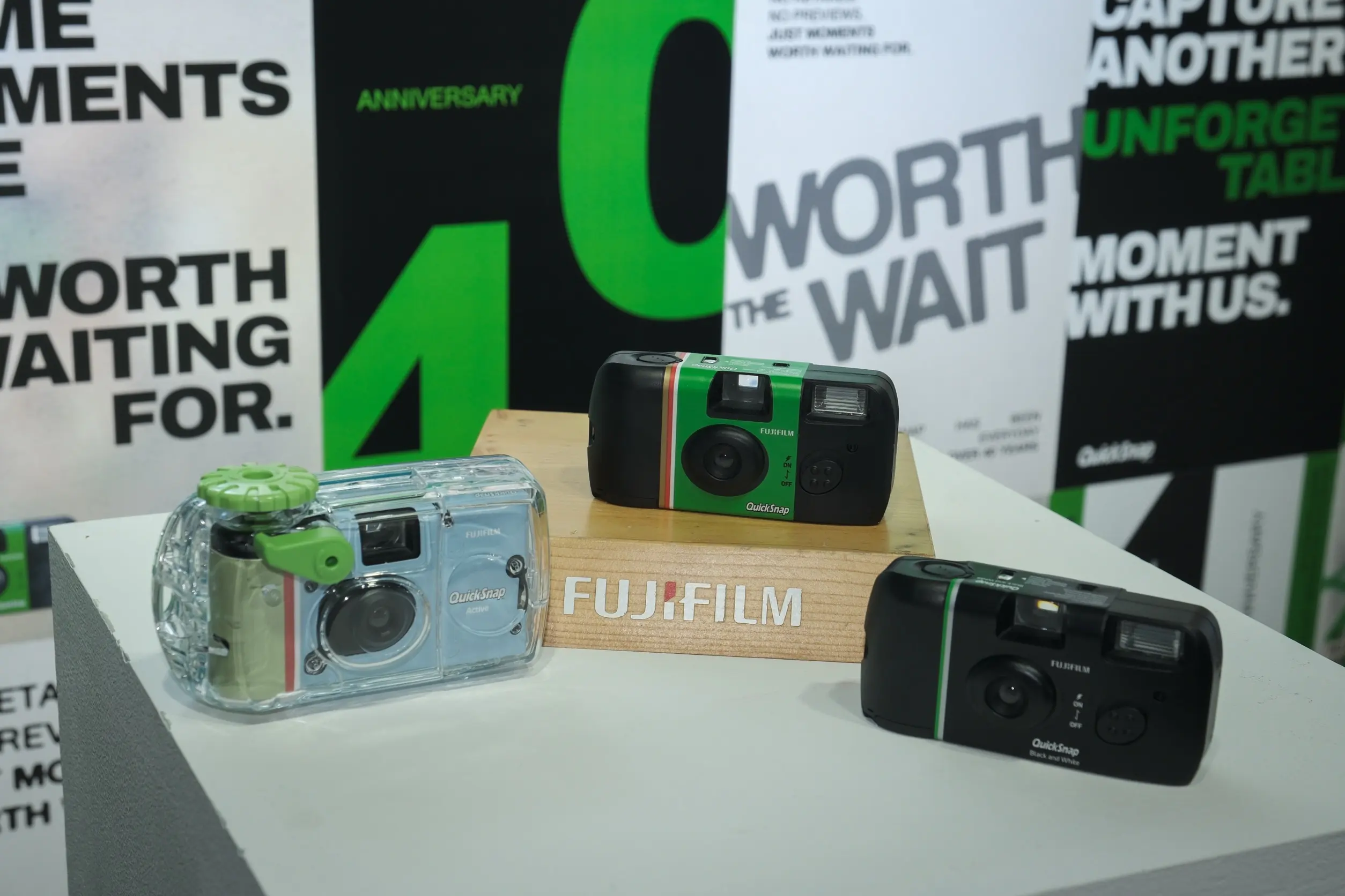 ฟูจิฟิล์ม ประเทศไทย จัดแคมเปญ Worth The Wait ฉลองครบรอบ 40 ปี กล้องฟิล์มใช้แล้วทิ้ง QuickSnap พร้อมนิทรรศการประวัติศาสตร์และเวิร์กชอป ที่สยามสแควร์วัน