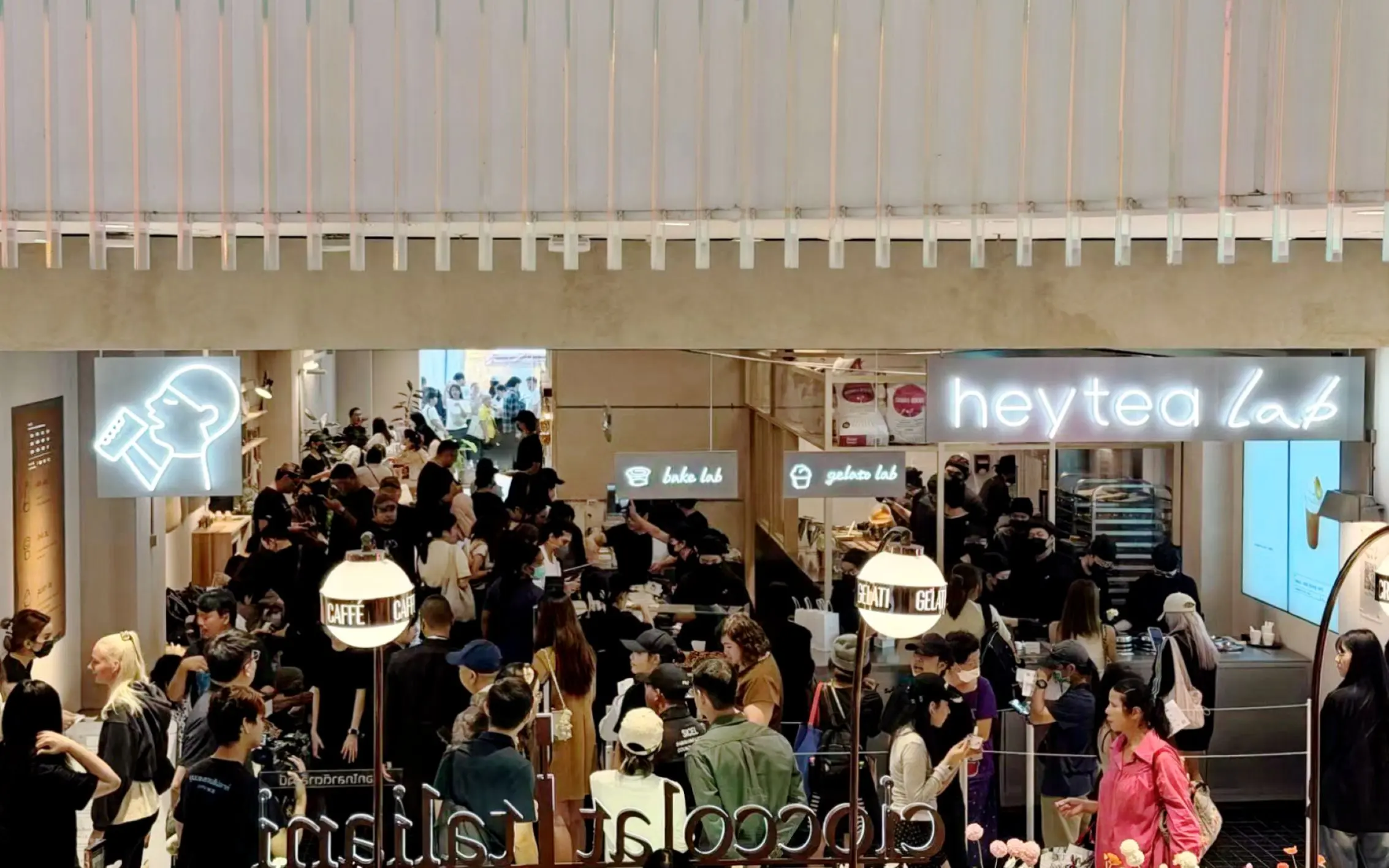 heytea เปิดสาขาแรกในประเทศไทยที่เซ็นทรัลเวิลด์ นำเสนอโมเดล heytea lab แห่งแรกในเอเชียตะวันออกเฉียงใต้ พร้อมเปิดตัวกลุ่มเมนู teaAir ครั้งแรกในระดับโลก