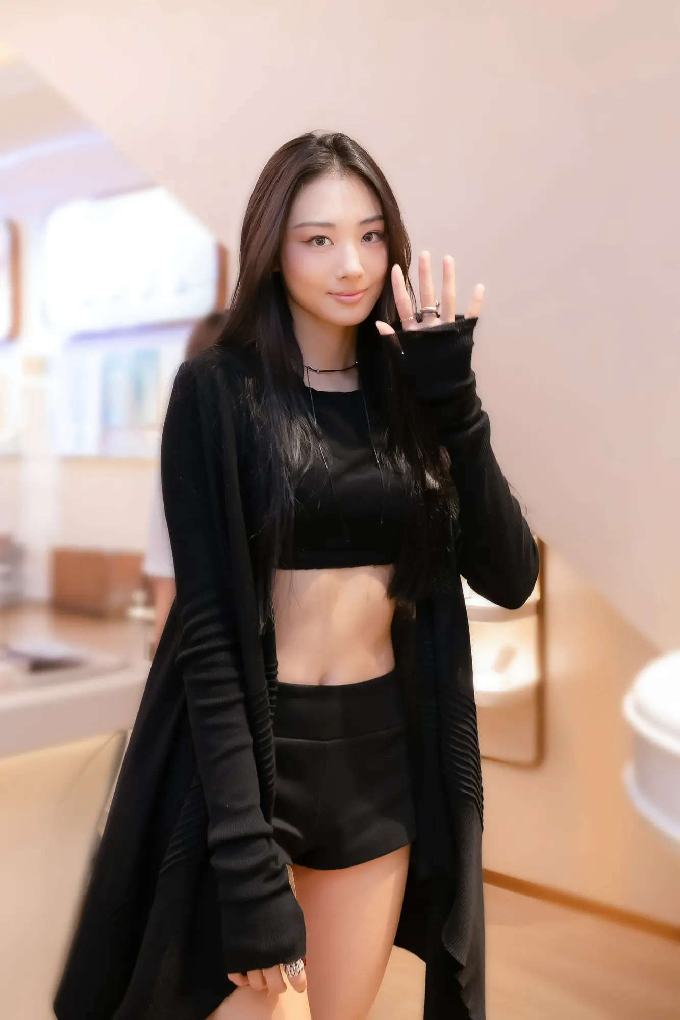 MEOVV เกิร์ลกรุ๊ปจากค่าย THEBLACKLABEL เดินทางเยือนประเทศไทยครั้งแรก ร่วมโปรเจกต์พิเศษ RAVIPA x MEOVV ที่สยามสแควร์ และจัดกิจกรรมแฟนไซน์ร่วมกับแฟนคลับชาวไทย
