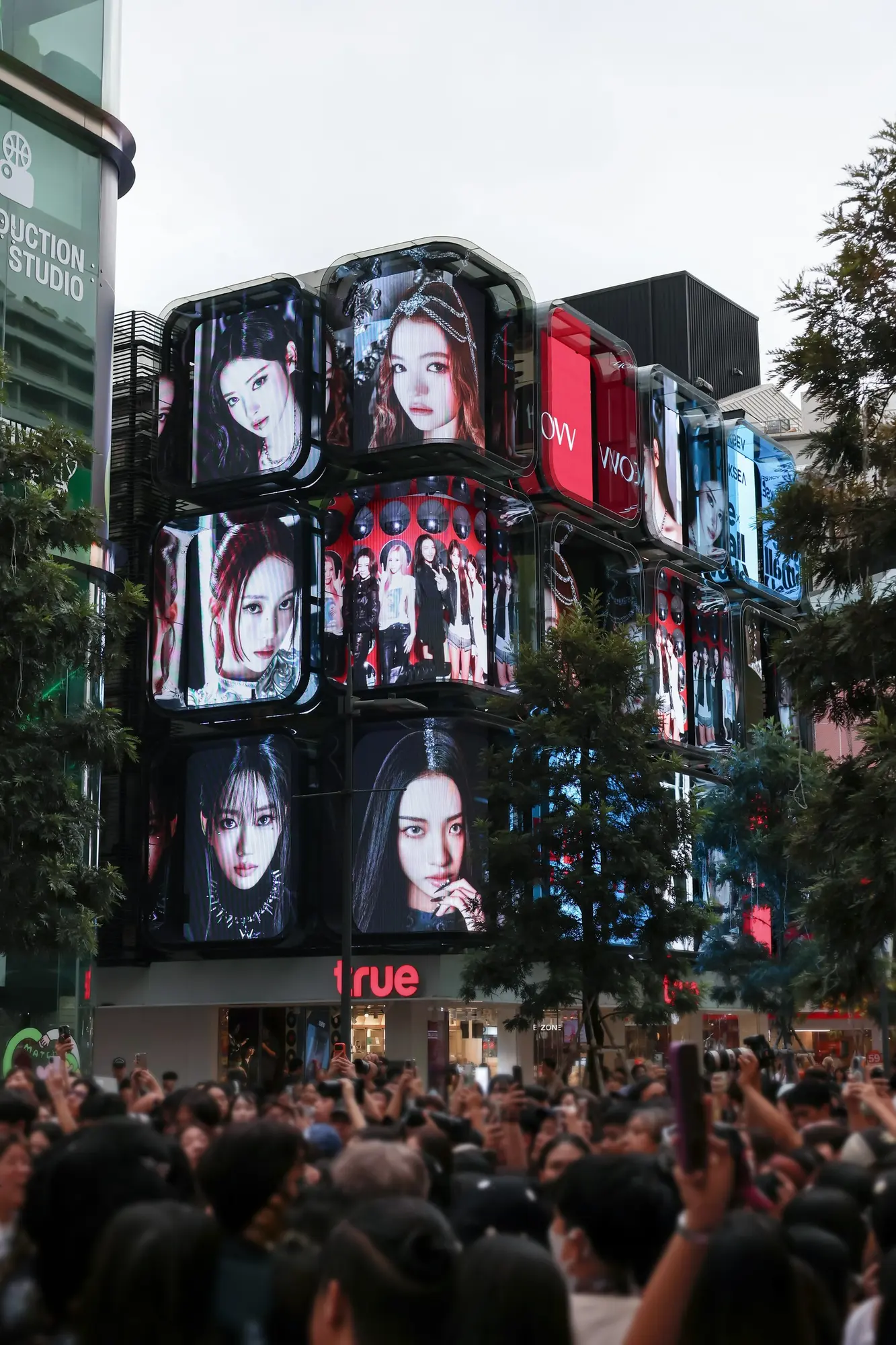 MEOVV เกิร์ลกรุ๊ปจากค่าย THEBLACKLABEL เดินทางเยือนประเทศไทยครั้งแรก ร่วมโปรเจกต์พิเศษ RAVIPA x MEOVV ที่สยามสแควร์ และจัดกิจกรรมแฟนไซน์ร่วมกับแฟนคลับชาวไทย