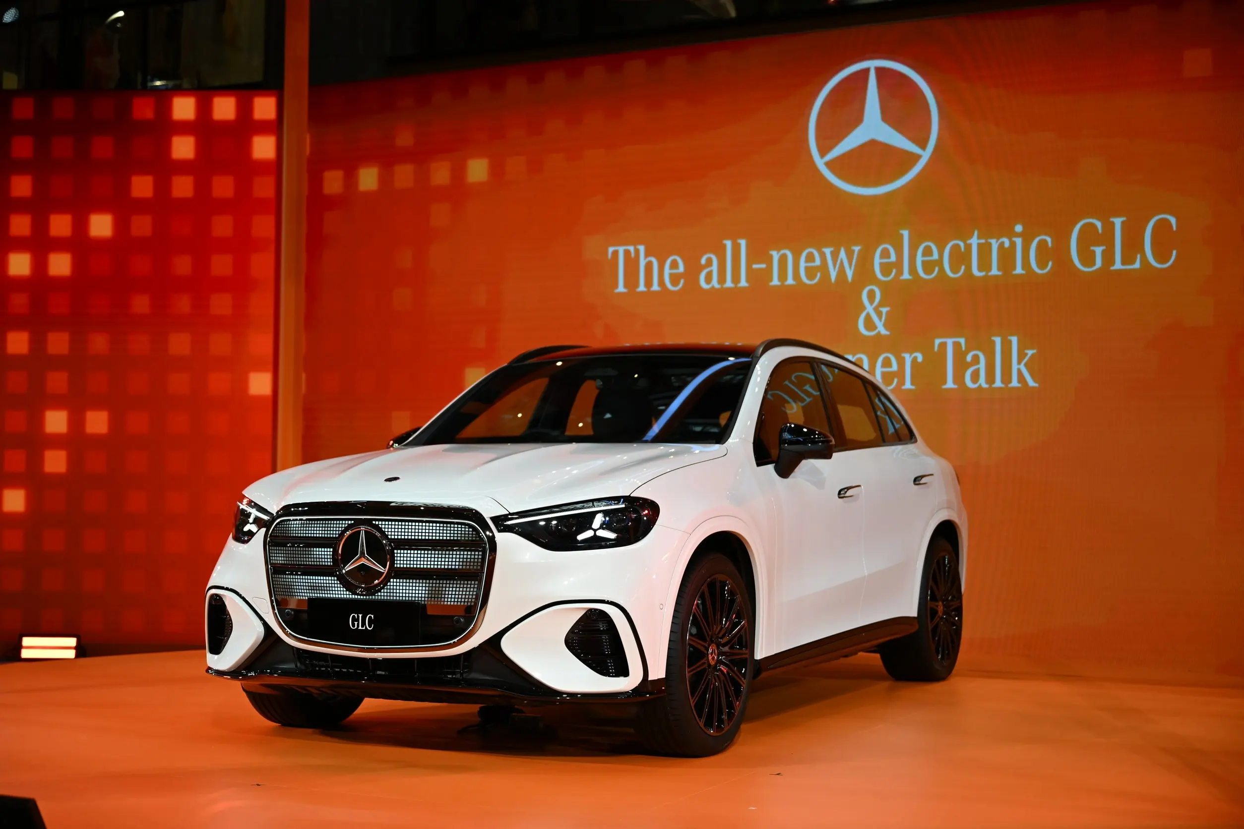 เมอร์เซเดส-เบนซ์ ประเทศไทย พรีวิว The all-new electric GLC แพลตฟอร์ม MB.EA-M วิ่งไกลกว่า 600 กม. เคาะราคาคาดการณ์ต่ำกว่า 3.7 ล้านบาท พร้อมปรับลดราคารถยนต์ 11 รุ่น สูงสุด 1.03 ล้านบาท