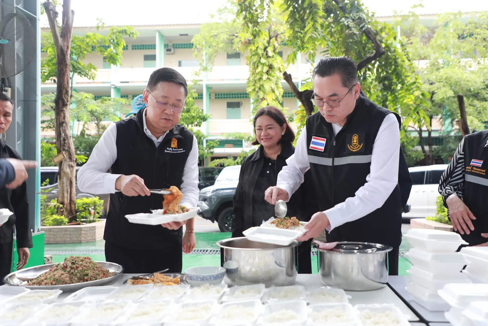 รมว.ศึกษาธิการ ลงพื้นที่โรงเรียนพญาไท จัดทำข้าวกล่องและถุงยังชีพช่วยสถานศึกษา กทม. หลังพบโรงเรียนหลายสังกัดและโรงเรียนสังกัด กทม. ได้รับผลกระทบจากน้ำท่วม