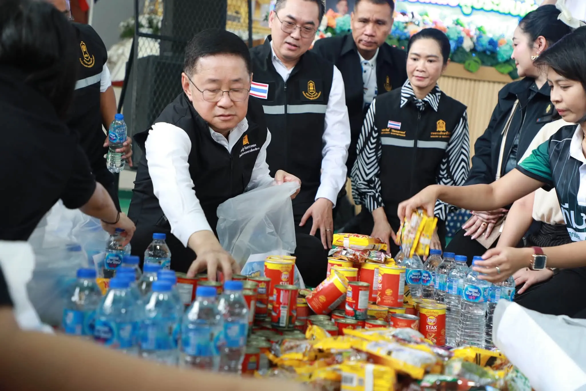 รมว.ศึกษาธิการ ลงพื้นที่โรงเรียนพญาไท จัดทำข้าวกล่องและถุงยังชีพช่วยสถานศึกษา กทม. หลังพบโรงเรียนหลายสังกัดและโรงเรียนสังกัด กทม. ได้รับผลกระทบจากน้ำท่วม