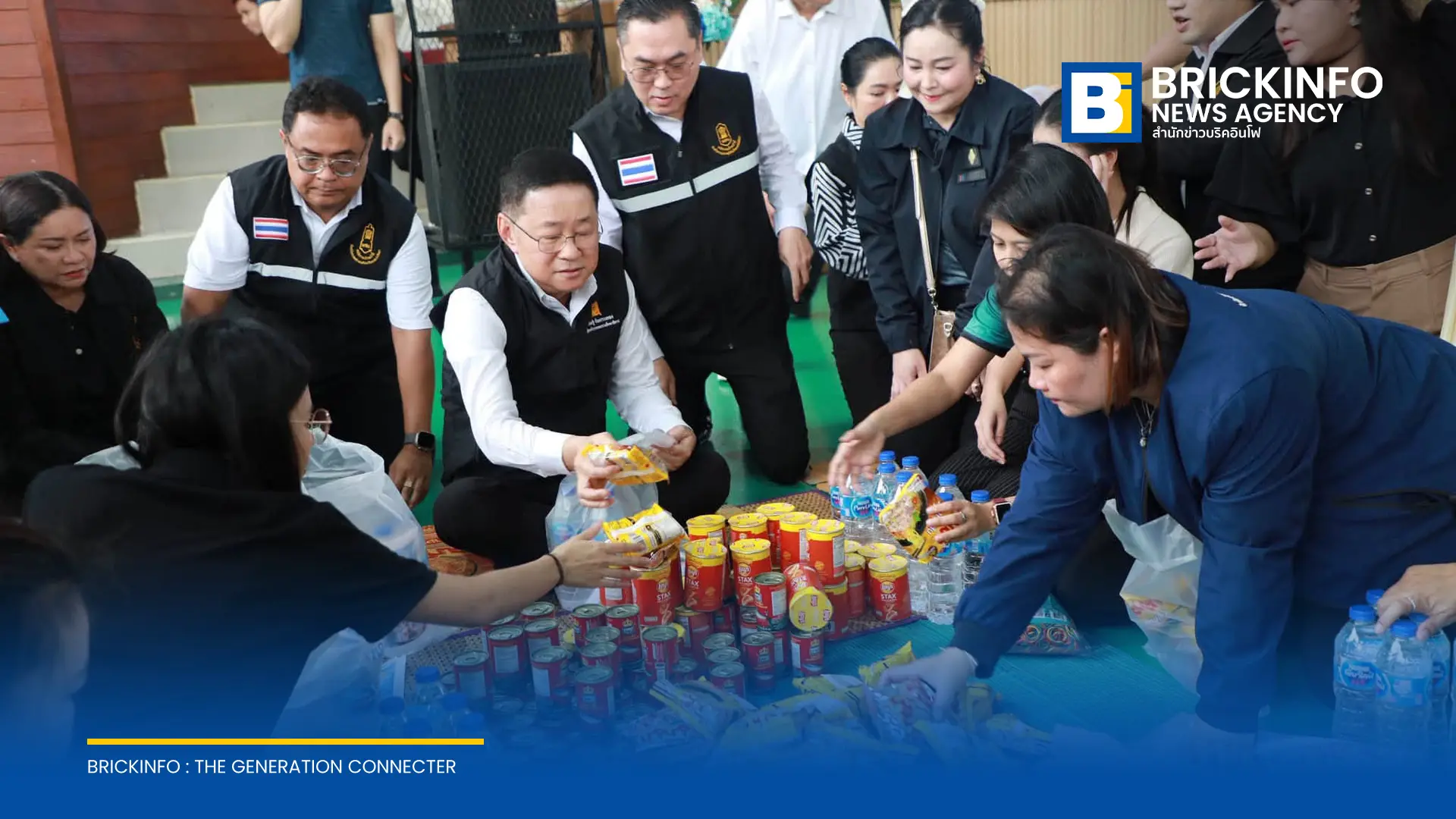 รมว.ศึกษาธิการ ลงพื้นที่โรงเรียนพญาไท จัดทำข้าวกล่องและถุงยังชีพช่วยสถานศึกษา กทม. หลังพบโรงเรียนหลายสังกัดและโรงเรียนสังกัด กทม. ได้รับผลกระทบจากน้ำท่วม