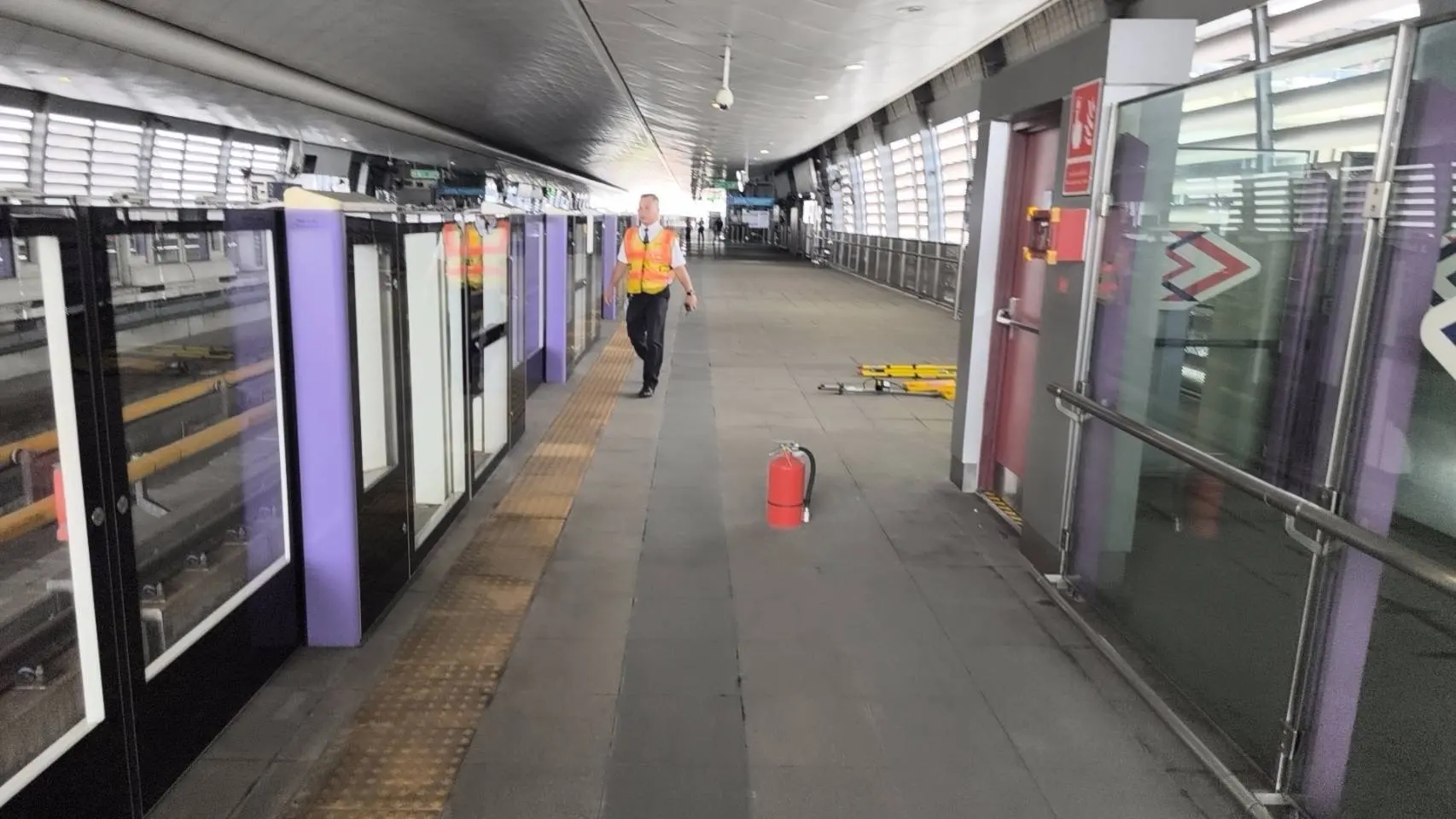 MRT สายสีน้ำเงินและสายสีม่วงหยุดวิ่งชั่วคราวบางสถานี หลังเกิดเหตุไฟฟ้าลัดวงจร รฟม. เร่งซ่อมแซมระบบ พร้อมประสาน ขสมก. จัดรถเมล์รับส่งผู้โดยสาร
