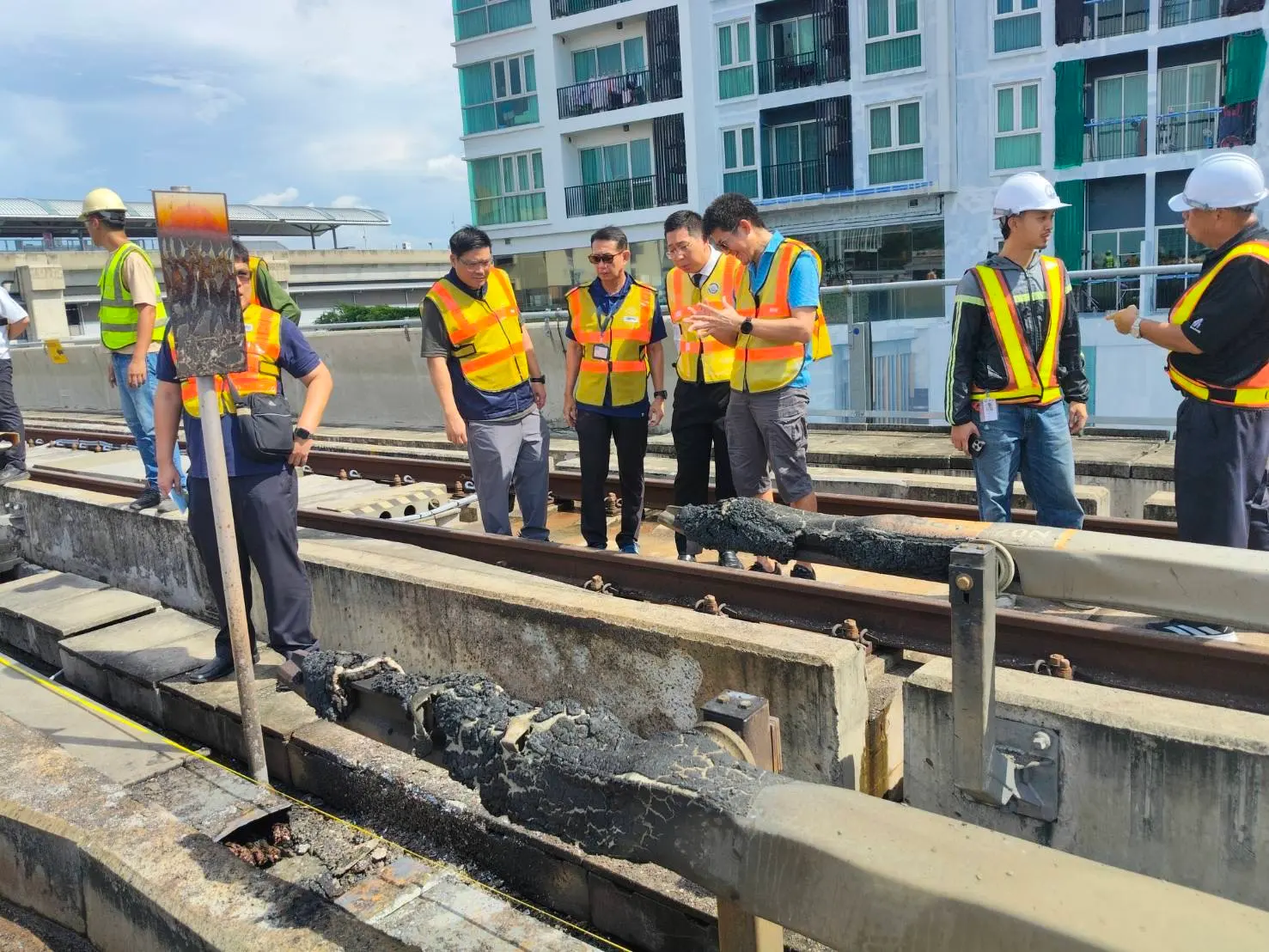 รมช.คมนาคม ลงพื้นที่ตรวจเหตุไฟฟ้าลัดวงจรสถานี MRT เตาปูน สั่ง รฟม. และ BEM เร่งซ่อมแซมคืนนี้ คาดเปิดบริการเช้าวันพรุ่งนี้ เตรียม ขสมก. รับส่งสำรองหากไม่ทัน