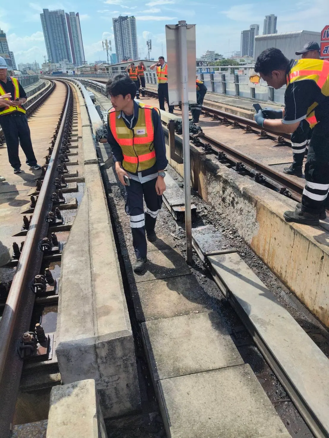 รมช.คมนาคม ลงพื้นที่ตรวจเหตุไฟฟ้าลัดวงจรสถานี MRT เตาปูน สั่ง รฟม. และ BEM เร่งซ่อมแซมคืนนี้ คาดเปิดบริการเช้าวันพรุ่งนี้ เตรียม ขสมก. รับส่งสำรองหากไม่ทัน