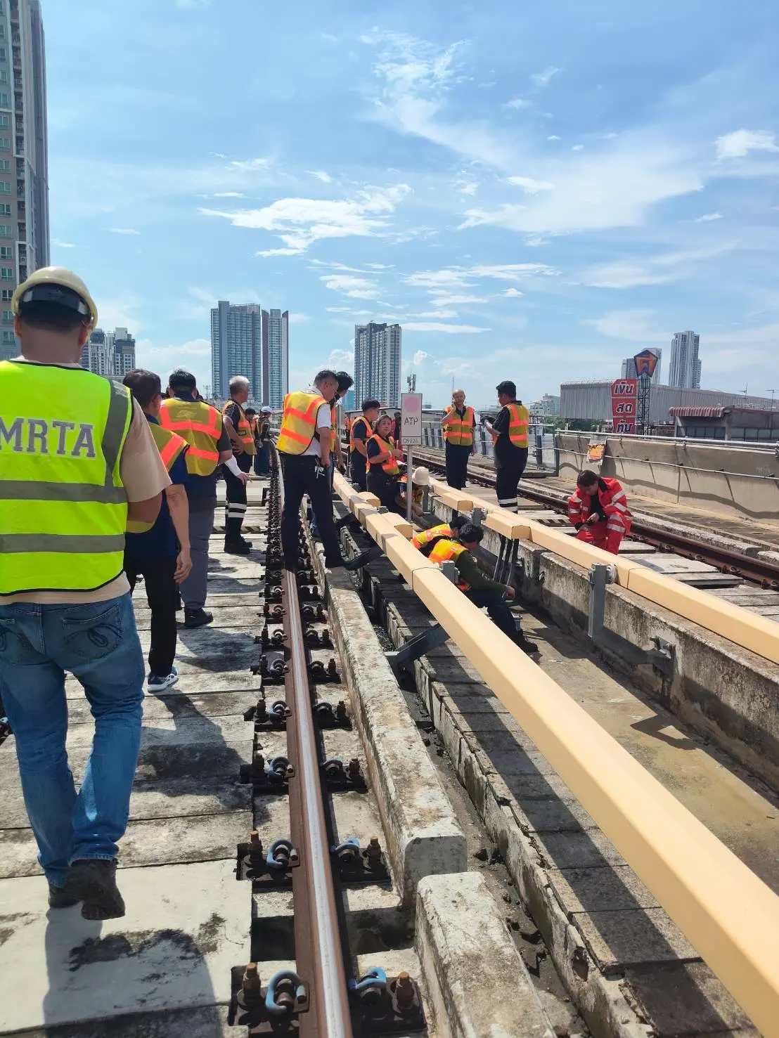 รมช.คมนาคม ลงพื้นที่ตรวจเหตุไฟฟ้าลัดวงจรสถานี MRT เตาปูน สั่ง รฟม. และ BEM เร่งซ่อมแซมคืนนี้ คาดเปิดบริการเช้าวันพรุ่งนี้ เตรียม ขสมก. รับส่งสำรองหากไม่ทัน