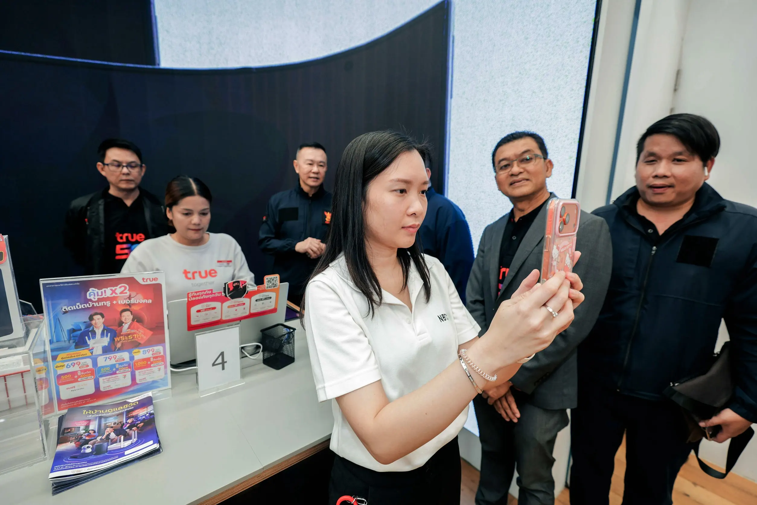 กสทช. ผนึกกำลัง ทรู คอร์ปอเรชั่น ลงพื้นที่ตรวจศูนย์บริการและตัวแทนจำหน่ายในสมุทรสาคร ตรวจสอบกระบวนการลงทะเบียนซิม สกัดการนำเลขหมายไปใช้ก่ออาชญากรรมไซเบอร์