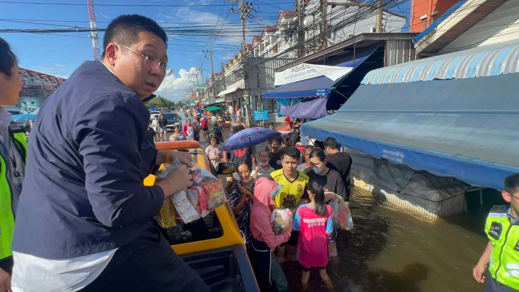 ภัทรพงศ์ ภัทรประสิทธิ์ รมช.คมนาคม ลงพื้นที่ปทุมธานีและสมุทรปราการ เร่งแจกถุงยังชีพช่วยเหลือผู้ประสบอุทกภัยในจุดวิกฤตน้ำท่วมขังสูง