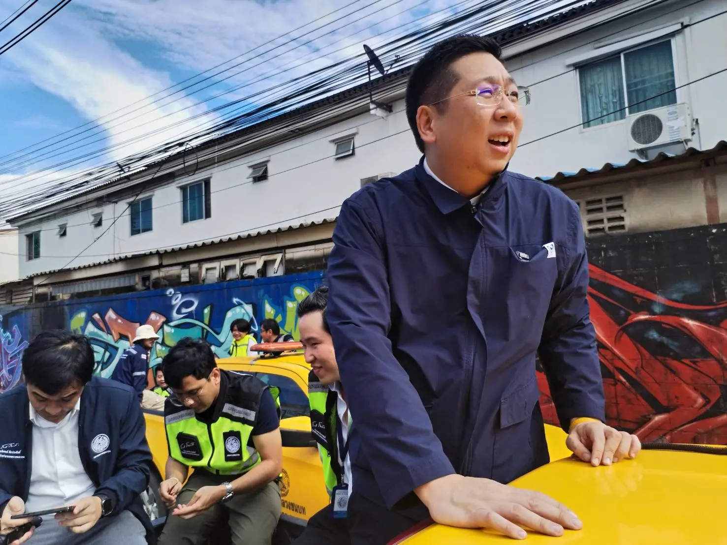 ภัทรพงศ์ ภัทรประสิทธิ์ รมช.คมนาคม ลงพื้นที่ปทุมธานีและสมุทรปราการ เร่งแจกถุงยังชีพช่วยเหลือผู้ประสบอุทกภัยในจุดวิกฤตน้ำท่วมขังสูง