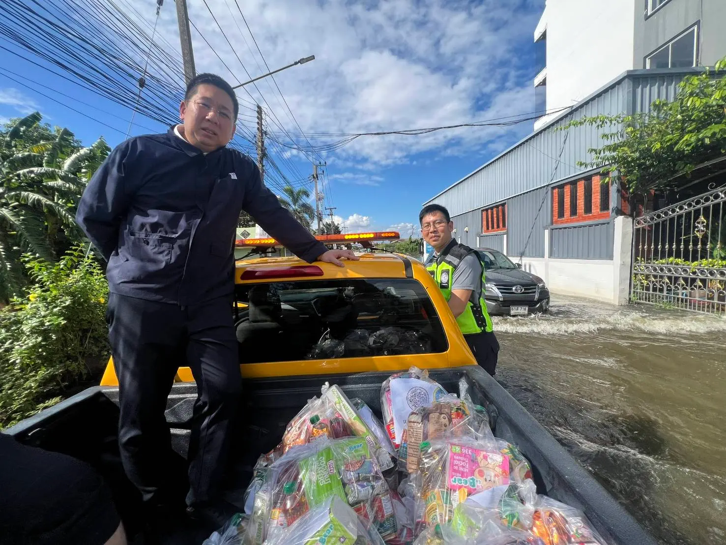 ภัทรพงศ์ ภัทรประสิทธิ์ รมช.คมนาคม ลงพื้นที่ปทุมธานีและสมุทรปราการ เร่งแจกถุงยังชีพช่วยเหลือผู้ประสบอุทกภัยในจุดวิกฤตน้ำท่วมขังสูง