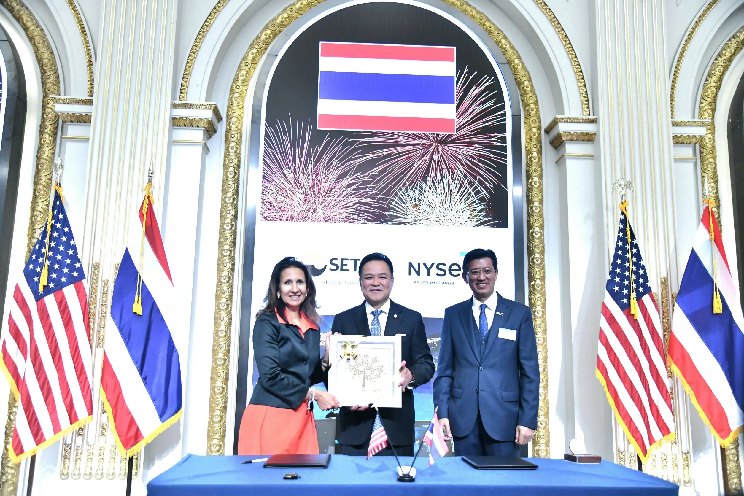 นายกรัฐมนตรีร่วมพิธีลั่นระฆังเปิดการซื้อขาย NYSE พร้อมเป็นสักขีพยานลงนามความร่วมมือ SET เชื่อมโยงตลาดทุนไทย-สหรัฐฯ หนุนธุรกิจระดมทุนระดับสากล