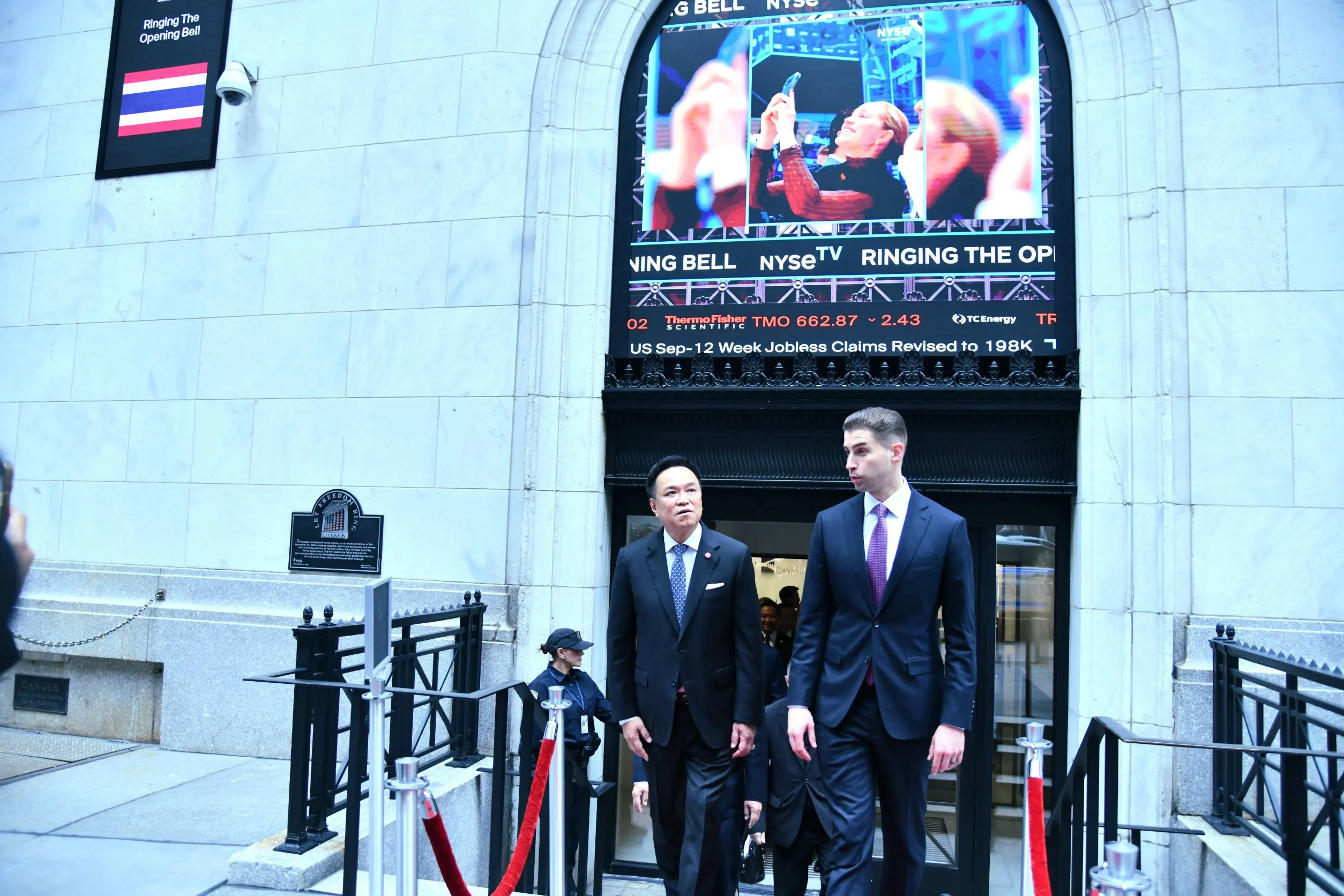 นายกรัฐมนตรีร่วมพิธีลั่นระฆังเปิดการซื้อขาย NYSE พร้อมเป็นสักขีพยานลงนามความร่วมมือ SET เชื่อมโยงตลาดทุนไทย-สหรัฐฯ หนุนธุรกิจระดมทุนระดับสากล