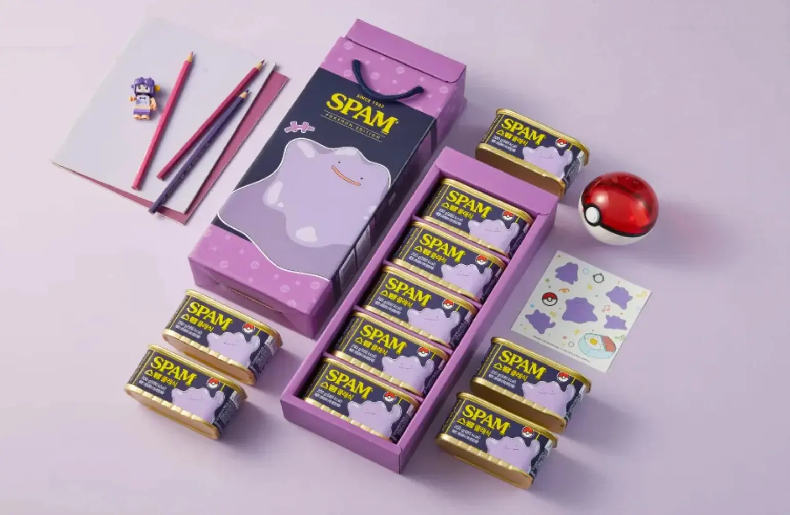 Pokemon ร่วมมือกับแบรนด์ SPAM ในเกาหลีใต้ โดยบริษัท CJ CheilJedang เปิดตัวเซตของขวัญลายตัวละคร Snorlax Ditto และ Charmander ฉลองครบรอบ 30 ปี