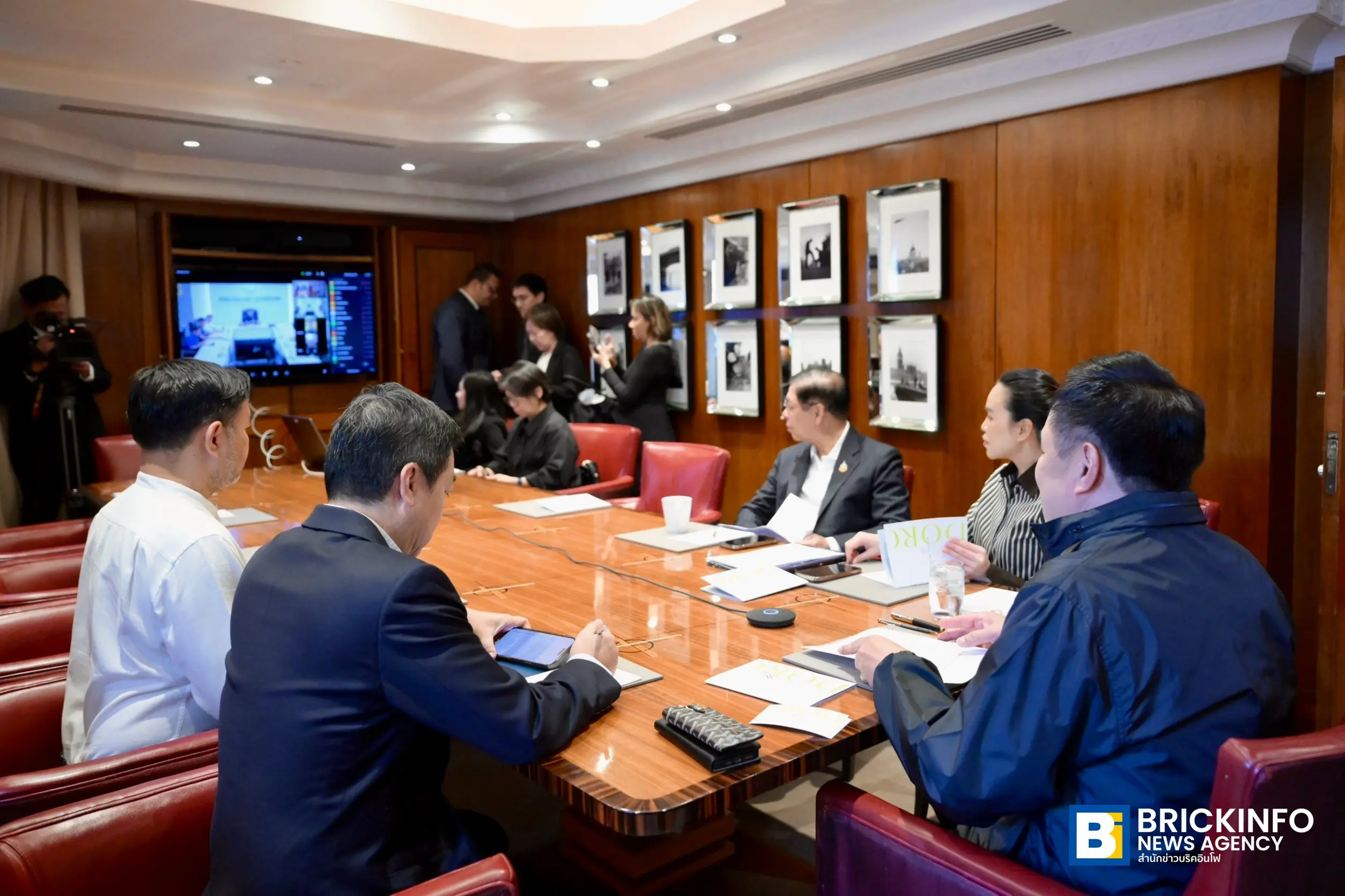 นายกรัฐมนตรีประชุมทางไกลจากลอนดอน สั่งทุกหน่วยงานบูรณาการรับมือน้ำท่วมทั้งระบบ พร้อมเตรียมนัดประชุม ครม. นัดพิเศษทันทีหลังกลับถึงไทย 27 กันยายนนี้