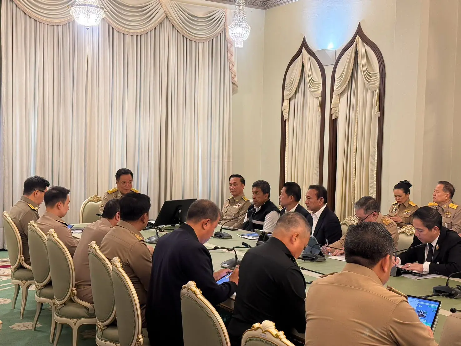 นายกรัฐมนตรีประชุมด่วนแก้ปัญหาน้ำท่วมกรุงเทพมหานคร ตั้งผู้ว่าฯ กทม. เป็นผู้บัญชาการหลัก เร่งระบายน้ำและวางแนวทางเยียวยาผู้ประสบภัย