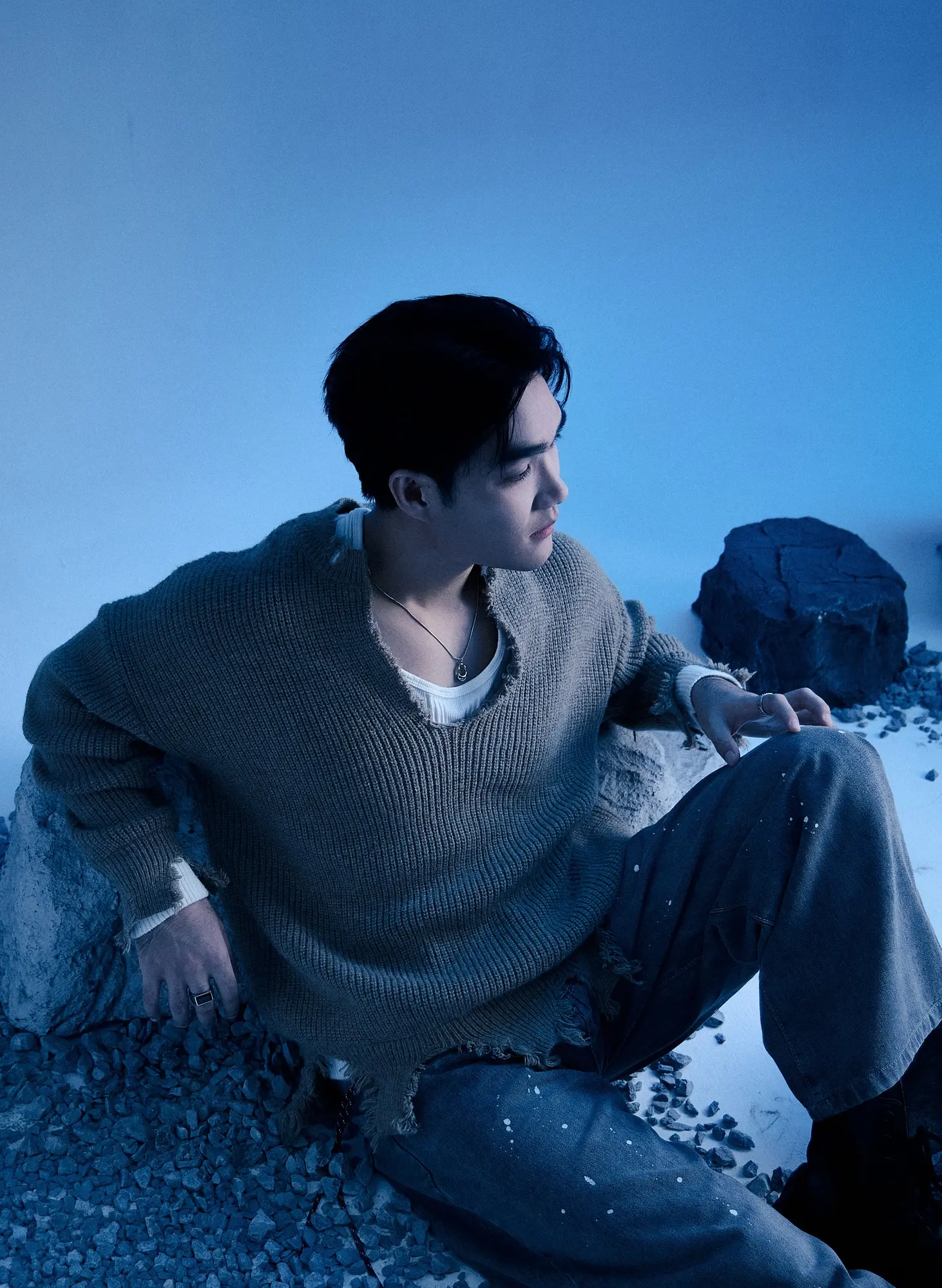QLER หรือ ฐิติพงศ์ เกิดแก้ว ศิลปินจากค่าย What The Duck ปล่อยซิงเกิลใหม่ มนุษย์ต่างดาว (WHO R U ?) ถ่ายทอดความสัมพันธ์ที่เปลี่ยนไปผ่านดนตรีอินดี้ป็อปร็อก