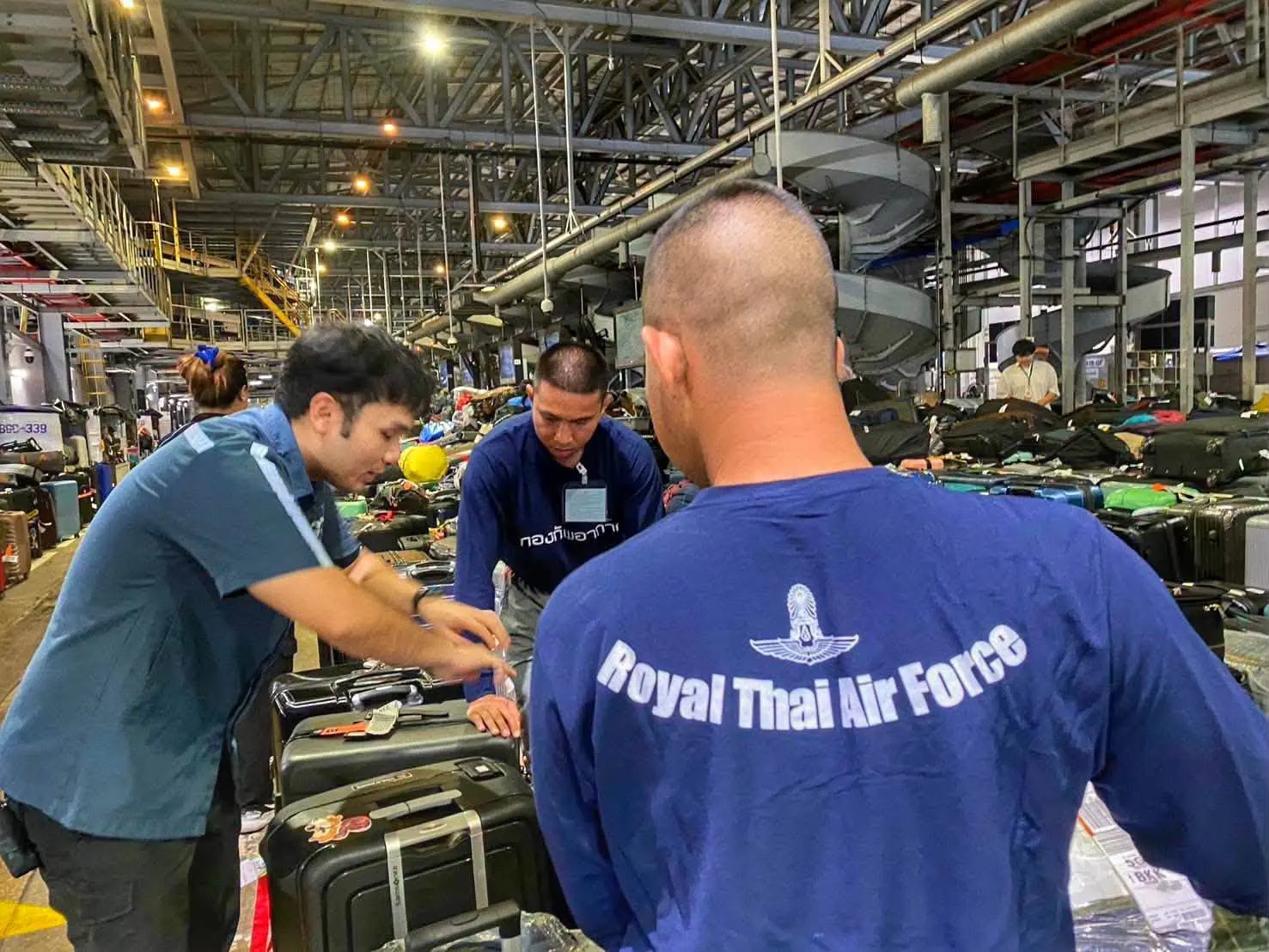 กองทัพอากาศจัดกำลังพล 69 นาย ช่วยเจ้าหน้าที่ท่าอากาศยานสุวรรณภูมิคัดแยกกระเป๋าและสัมภาระผู้โดยสารที่ตกค้าง หลังได้รับผลกระทบจากสถานการณ์น้ำท่วม