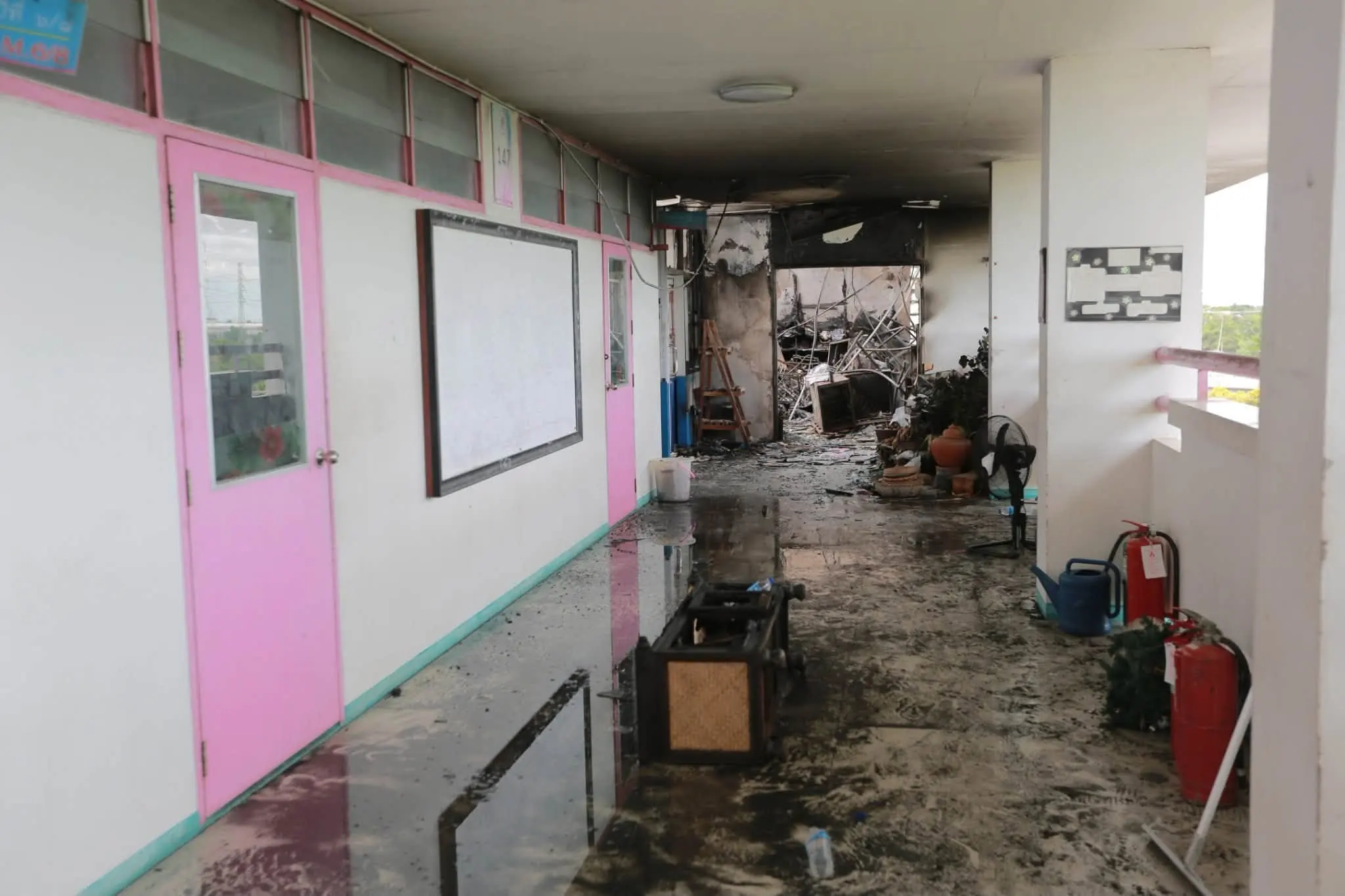 รมว.ศธ. ตรวจสอบเหตุไฟไหม้ห้องพักครู โรงเรียนสวนกุหลาบวิทยาลัย ธนบุรี สั่ง สพฐ. เร่งซ่อมแซมก่อนสอบปลายภาค พร้อมปรับใช้การเรียนออนไลน์ชั่วคราว