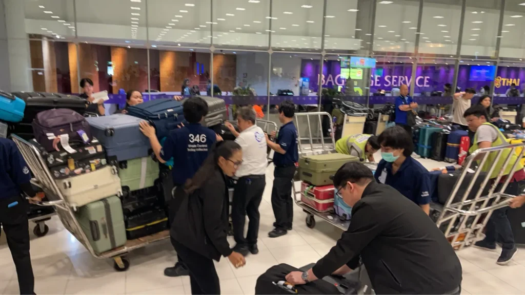 Suvarnabhumi Airport coordinates with Thai Airways to address baggage delays and flight disruptions caused by ground staff shortages and equipment issues following floods.