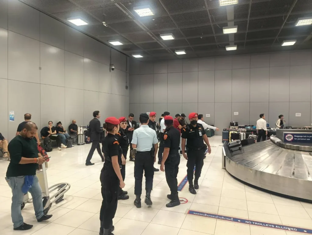 Suvarnabhumi Airport coordinates with Thai Airways to address baggage delays and flight disruptions caused by ground staff shortages and equipment issues following floods.