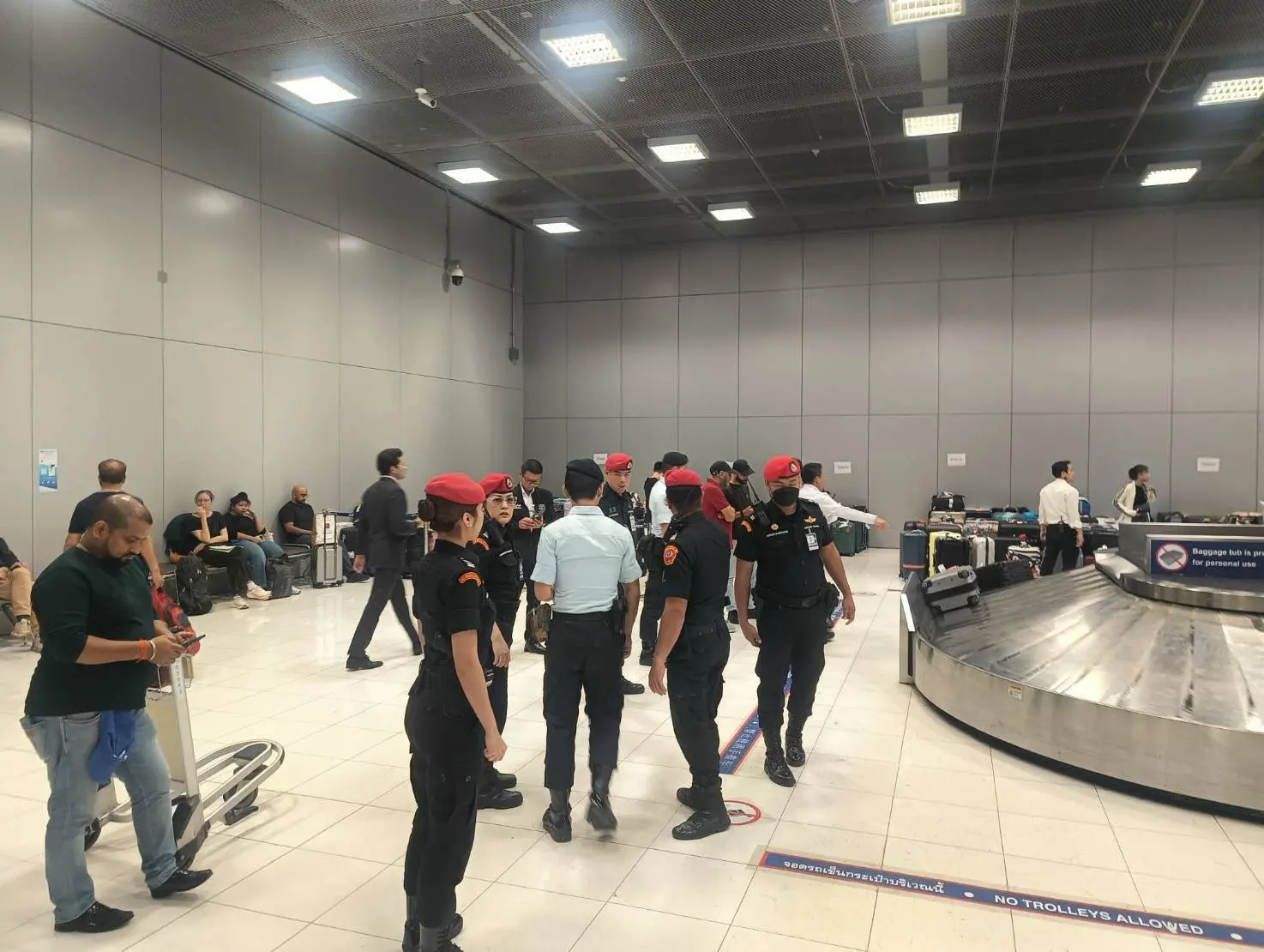 Suvarnabhumi Airport coordinates with Thai Airways to address baggage delays and flight disruptions caused by ground staff shortages and equipment issues following floods.