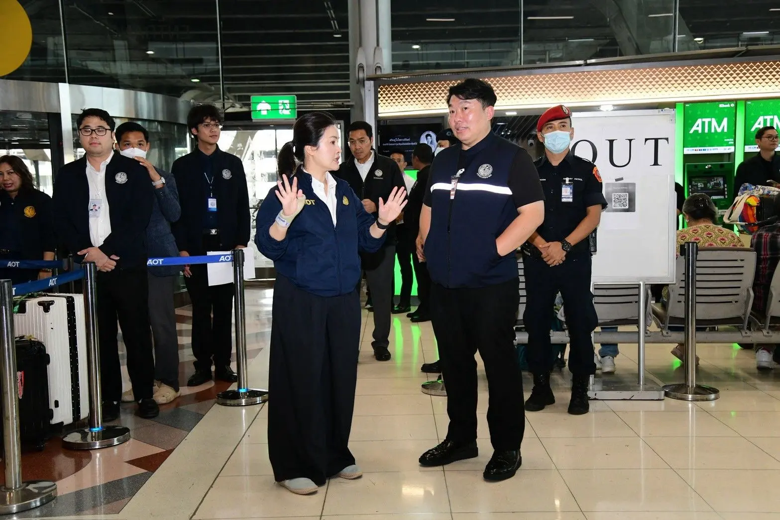 คมนาคมจับมือ ทอท. ระดมกำลังพล 230 นาย เร่งคัดแยกกระเป๋าสัมภาระตกค้างสุวรรณภูมิหมื่นใบ หลังน้ำท่วมกระทบบริการภาคพื้น สั่งรายงานผลทุก 8 ชั่วโมง