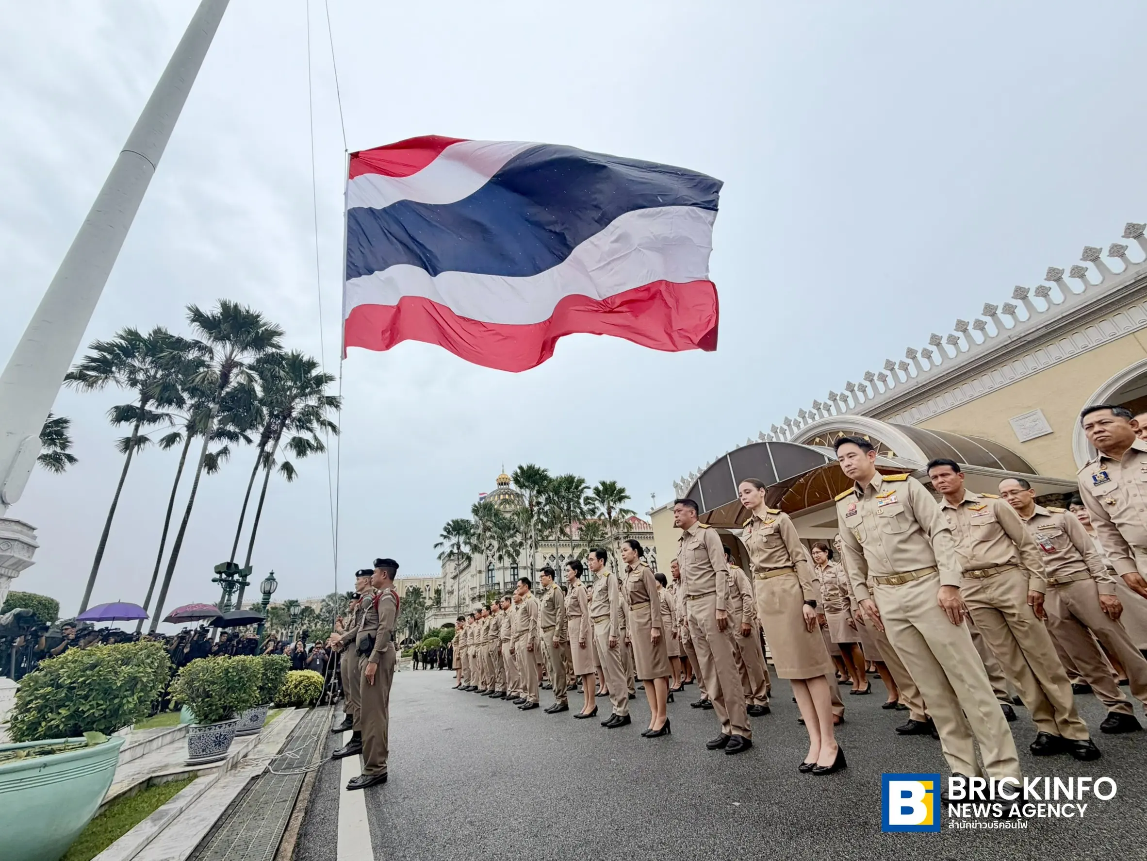 นายอนุทิน ชาญวีรกูล นำคณะรัฐมนตรีร่วมกิจกรรมเคารพธงชาติ เนื่องในวันพระราชทานธงชาติไทย ประจำปี 2569 ณ ทำเนียบรัฐบาล รำลึกการพระราชทานธงไตรรงค์