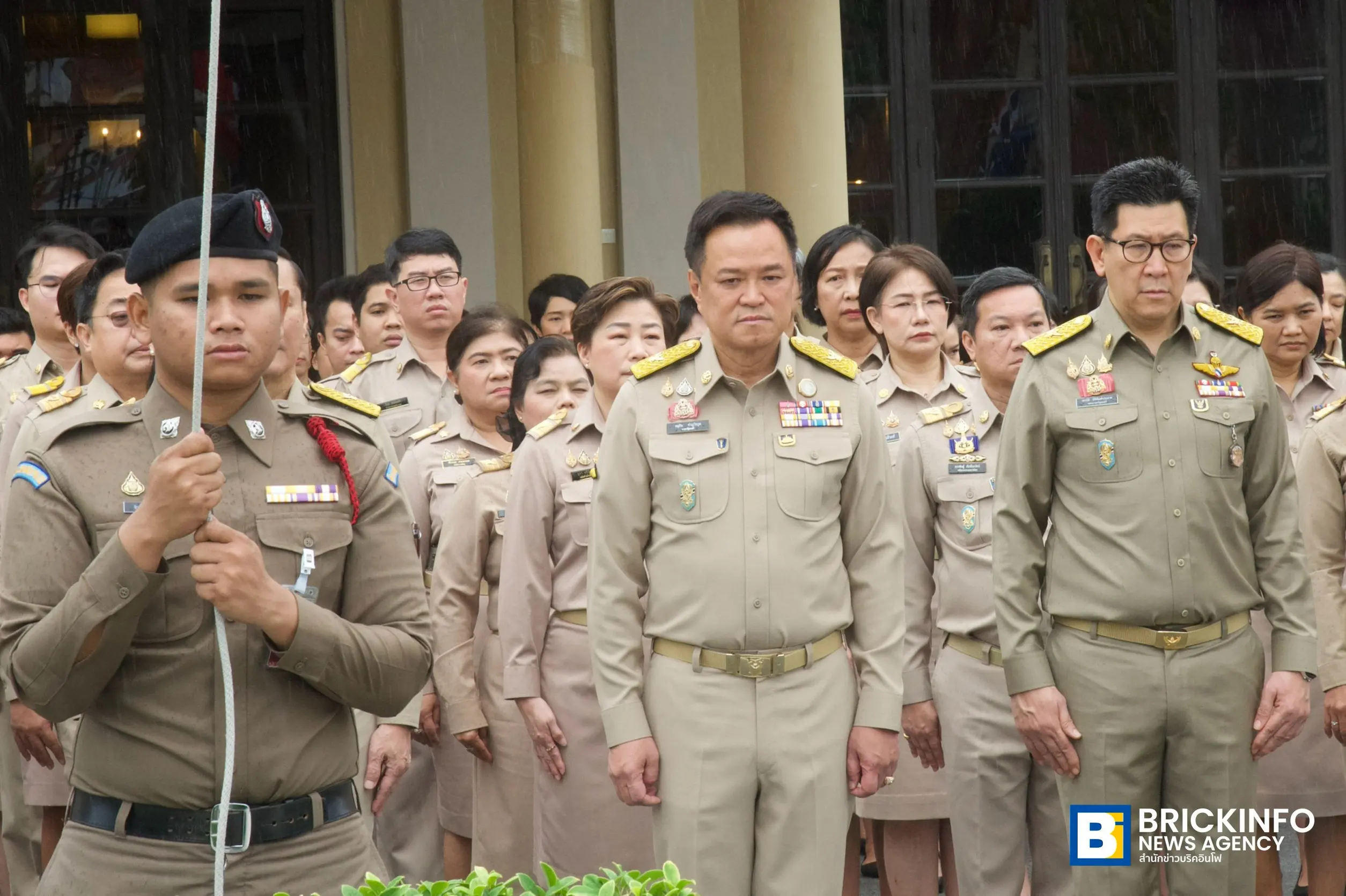 นายอนุทิน ชาญวีรกูล นำคณะรัฐมนตรีร่วมกิจกรรมเคารพธงชาติ เนื่องในวันพระราชทานธงชาติไทย ประจำปี 2569 ณ ทำเนียบรัฐบาล รำลึกการพระราชทานธงไตรรงค์