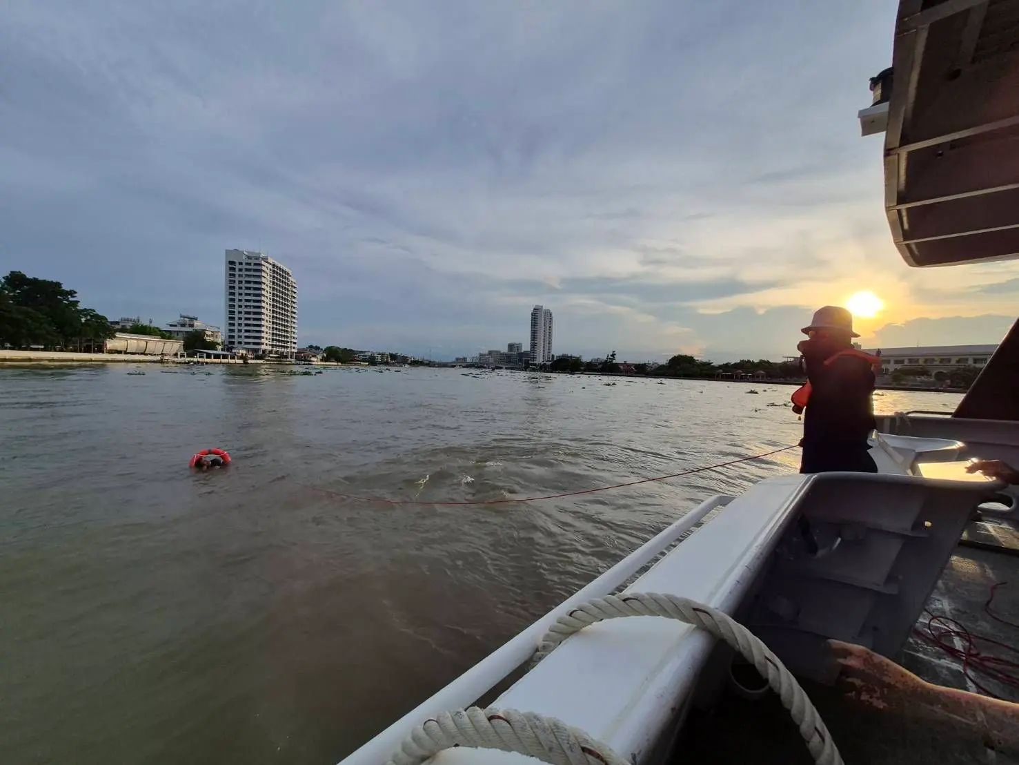 พนักงานเรือโดยสารไฟฟ้า ไทย สมายล์ โบ้ท เข้าช่วยชีวิตชายสูงวัยลอยคอกลางแม่น้ำเจ้าพระยา ใกล้สะพานพระราม 8 ประสานนำตัวขึ้นฝั่งส่งเจ้าหน้าที่ดูแลปลอดภัย