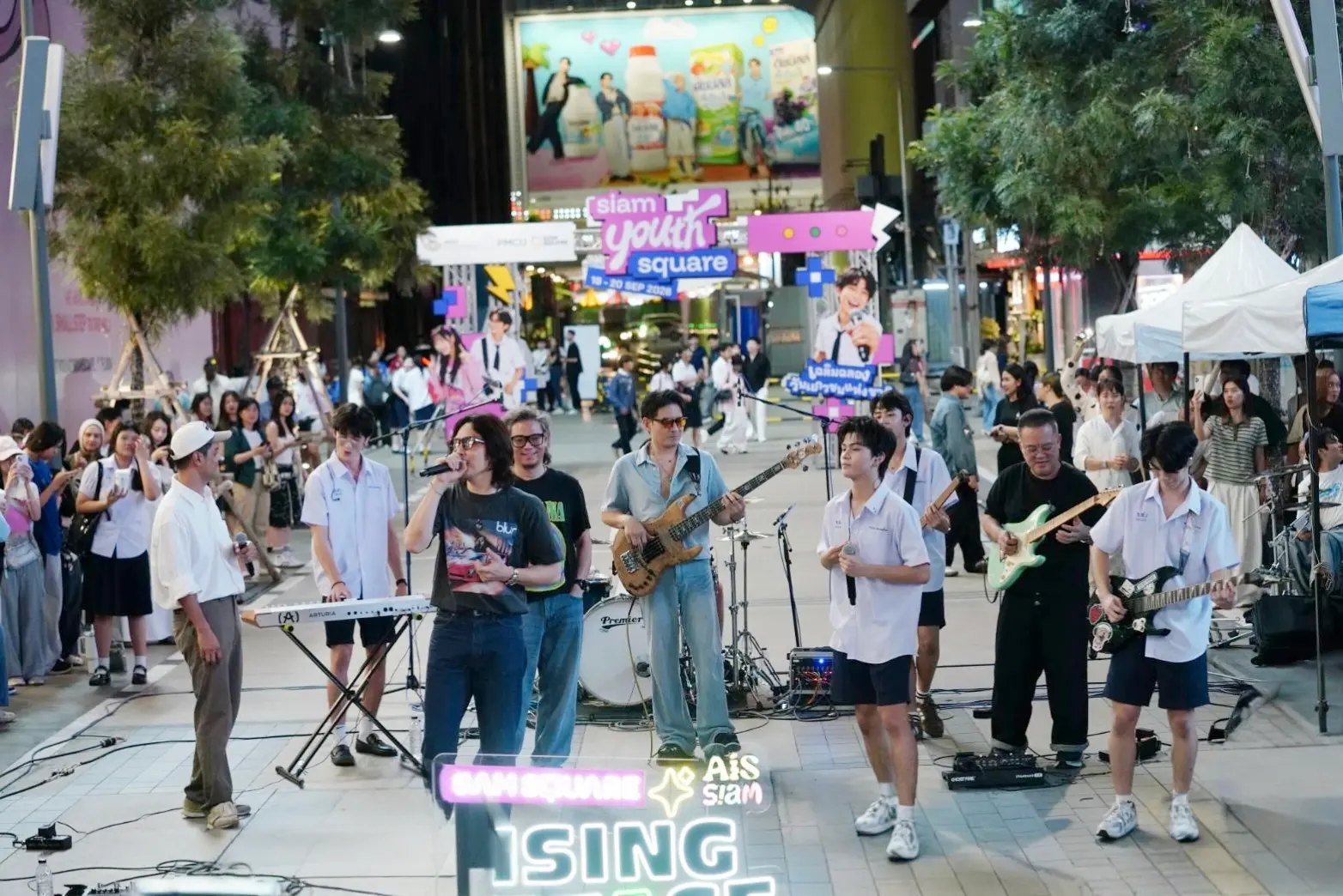 วงดนตรี The Exurbs เปิดตัวซิงเกิลแรก มันยังชัดอยู่เลย ที่ลาน AIS SIAM พร้อมศิลปินรับเชิญ ARTY และวง ETC ร่วมแสดงบนเวที