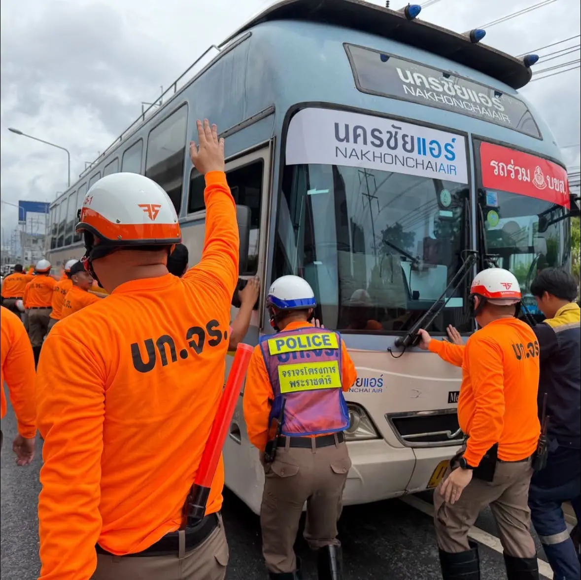 ตำรวจจราจรระดมกำลังเคลื่อนย้ายรถตกค้างจากเหตุน้ำท่วมถนนวิภาวดีรังสิต พร้อมเปิดพิกัดจุดจอดรถรองรับทั่วกรุงเทพฯ ทั้งชั้นใน ฝั่งธนบุรี และรอบนอก