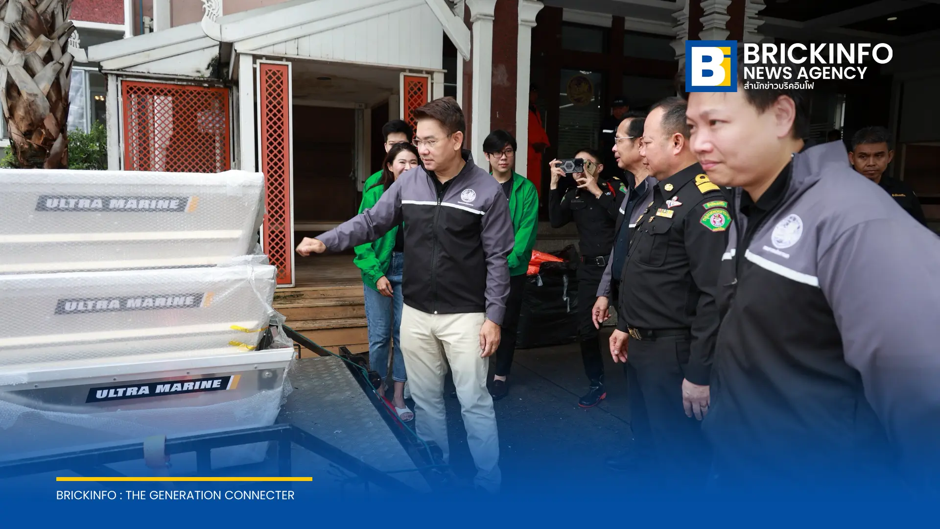 คมนาคม ร่วมกับ กรมการขนส่งทางบก และ กทม. รับมอบเรือ 10 ลำและถุงยังชีพจาก Bolt และ Grab เร่งส่งความช่วยเหลือและอำนวยความสะดวกการเดินทางแก่ผู้ประสบภัยน้ำท่วม