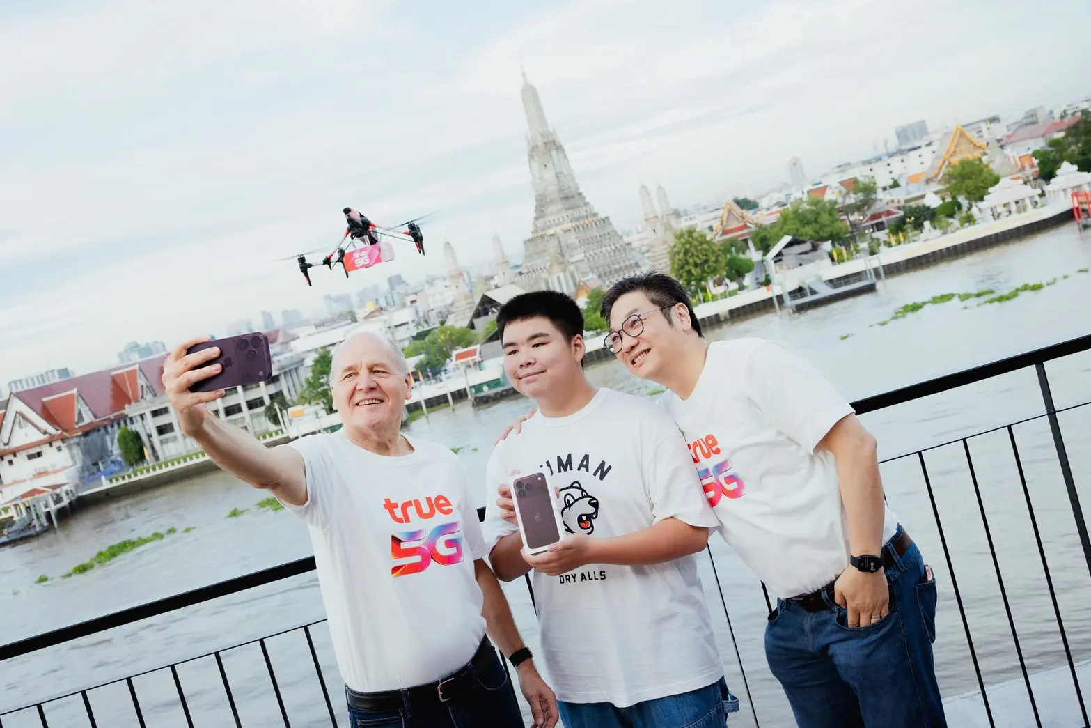 ทรู คอร์ปอเรชั่น เริ่มส่งมอบ iPhone 18 Pro และ iPhone 18 Pro Max สู่มือลูกค้าในไทย สาธิตระบบโดรน True SkyBridge ผ่านเครือข่าย 5G ใน 5 แลนด์มาร์กกรุงเทพฯ