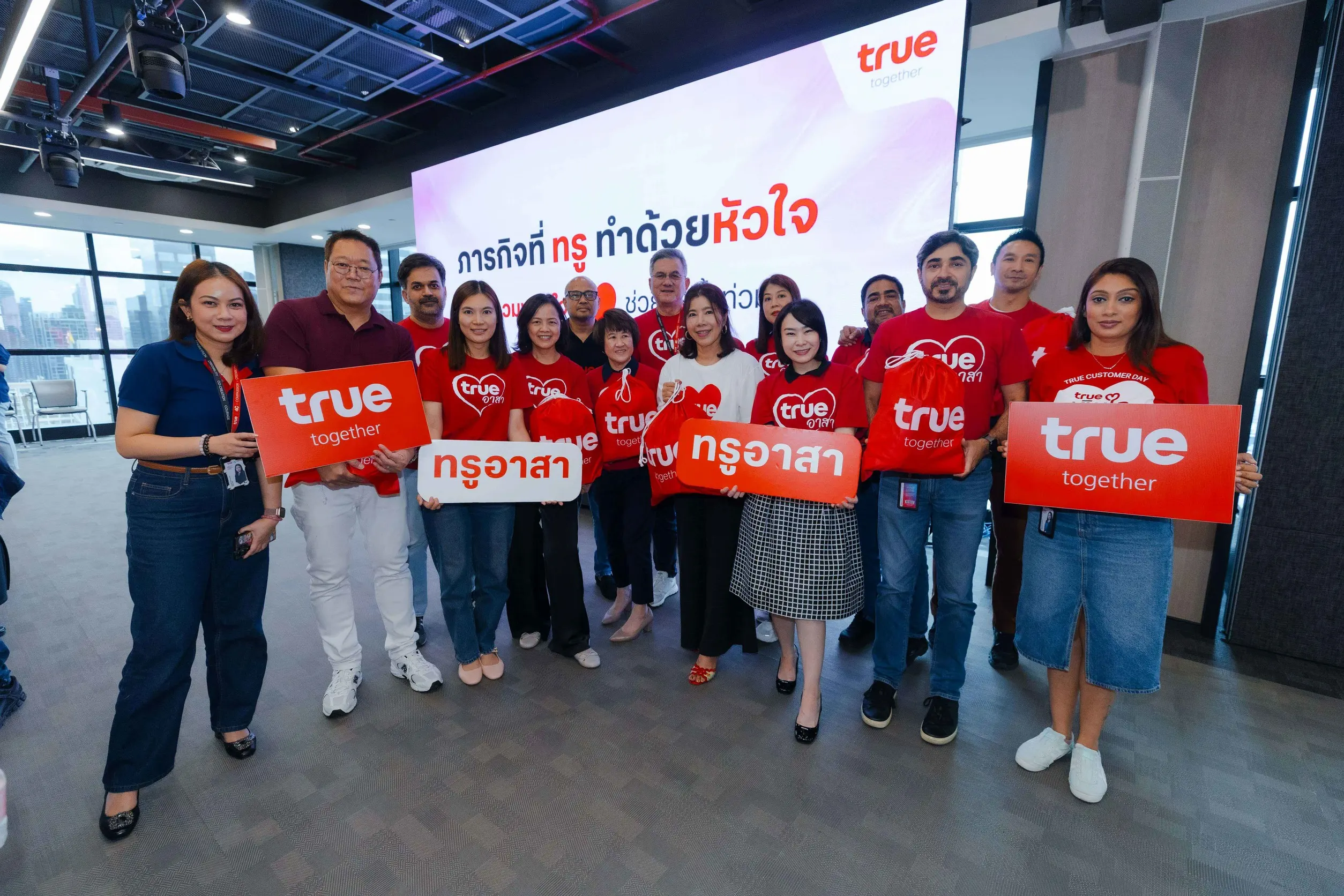 ทรู คอร์ปอเรชั่น ระดมผู้บริหารและพนักงานแพ็กถุงยังชีพลงพื้นที่ช่วยผู้ประสบภัยน้ำท่วมเคหะชุมชนคลองจั่น พร้อมส่งทีมวิศวกรดูแลสัญญาณสื่อสารในพื้นที่ต่อเนื่อง