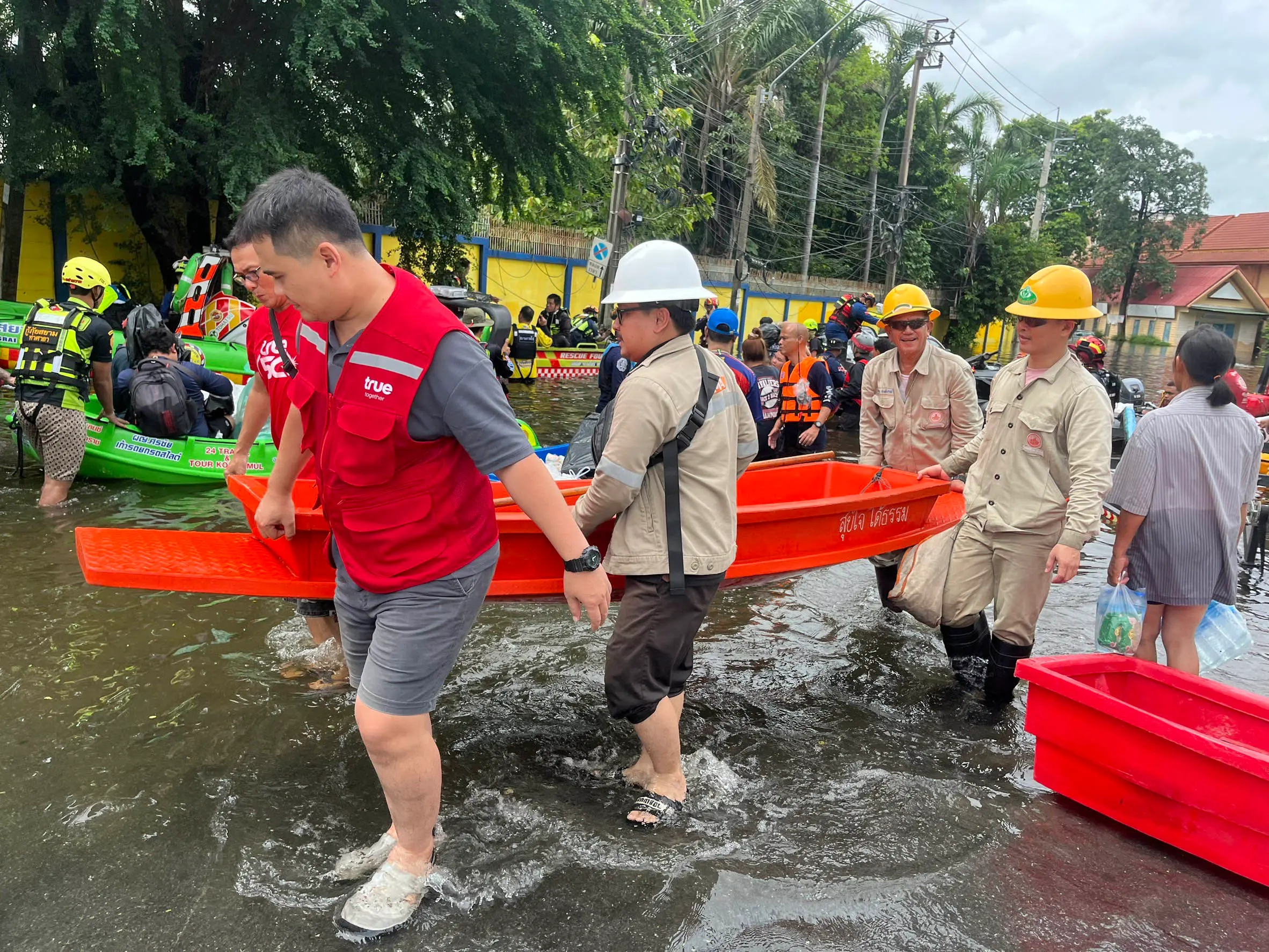 ทรู คอร์ปอเรชั่น ระดมผู้บริหารและพนักงานแพ็กถุงยังชีพลงพื้นที่ช่วยผู้ประสบภัยน้ำท่วมเคหะชุมชนคลองจั่น พร้อมส่งทีมวิศวกรดูแลสัญญาณสื่อสารในพื้นที่ต่อเนื่อง
