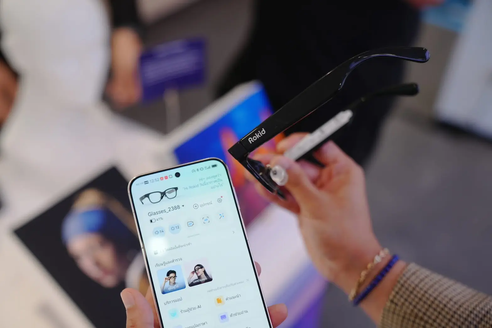 AIS จัดแสดง 4 เทคโนโลยี AI บนโครงข่าย 5G-Advanced ณ AIS SIAM ทดสอบหุ่นยนต์บริการ แว่นตาอัจฉริยะ และระบบ AI Live Streaming มุ่งขยายศักยภาพการเชื่อมต่อดิจิทัล