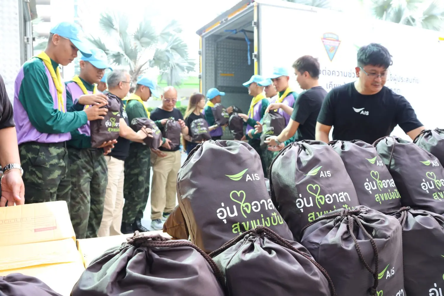 AIS ผนึกกำลัง กองพลทหารราบที่ 2 รักษาพระองค์ ระดมพนักงานส่งมอบถุงยังชีพ 500 ชุด เร่งช่วยเหลือและกระจายสิ่งของจำเป็นสู่ผู้ประสบภัยน้ำท่วมปราจีนบุรี