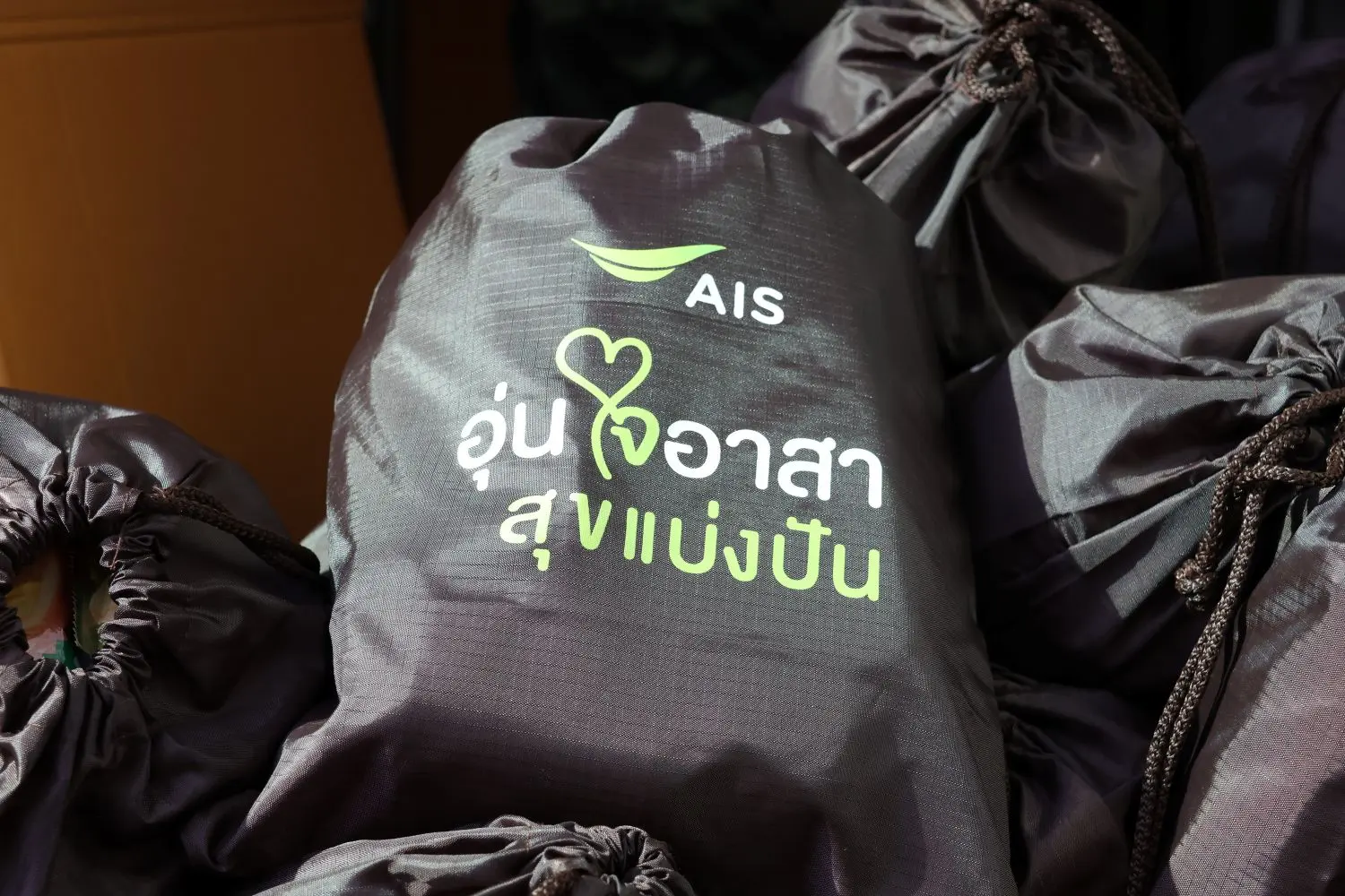 AIS ผนึกกำลัง กองพลทหารราบที่ 2 รักษาพระองค์ ระดมพนักงานส่งมอบถุงยังชีพ 500 ชุด เร่งช่วยเหลือและกระจายสิ่งของจำเป็นสู่ผู้ประสบภัยน้ำท่วมปราจีนบุรี